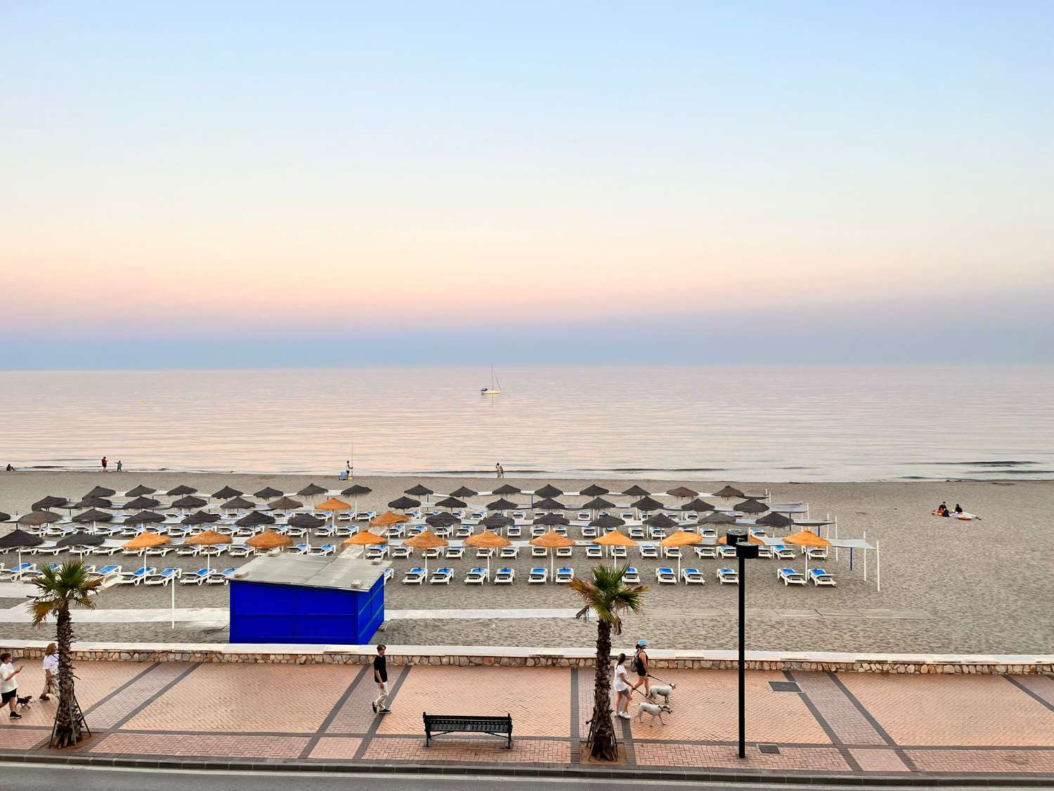 SE ALQUILA  DESDE 01.10.26-30.06.27 MAGNIFICO APARTAMENTO CON VISTAS  FRONTALES AL MAR EN 1ª LINEA DE PLAYA EN LOS BOLICHES (FUENGIROLA )