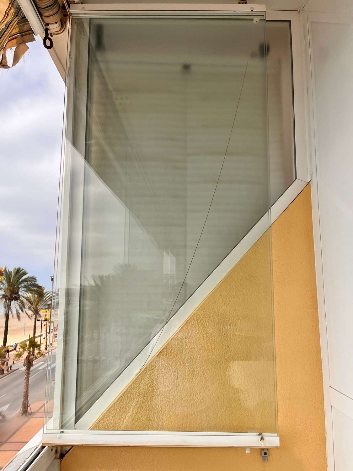 SE ALQUILA  DESDE 01.10.26-30.06.27 MAGNIFICO APARTAMENTO CON VISTAS  FRONTALES AL MAR EN 1ª LINEA DE PLAYA EN LOS BOLICHES (FUENGIROLA )