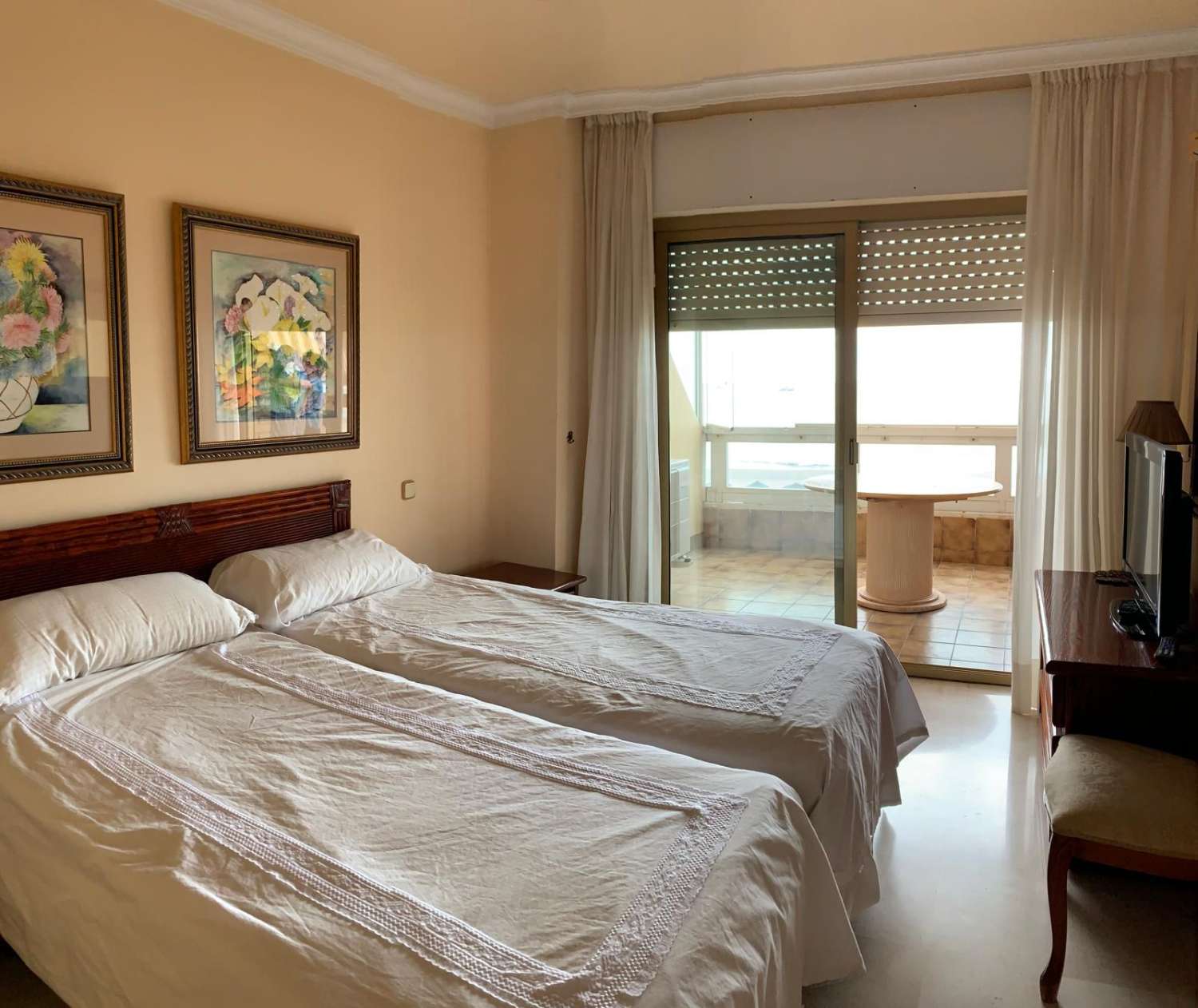 SE ALQUILA  DESDE 01.10.26-30.06.27 MAGNIFICO APARTAMENTO CON VISTAS  FRONTALES AL MAR EN 1ª LINEA DE PLAYA EN LOS BOLICHES (FUENGIROLA )