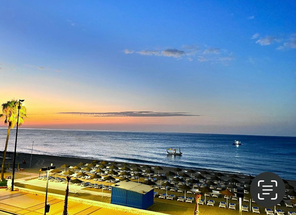 SE ALQUILA  DESDE 01.10.26-30.06.27 MAGNIFICO APARTAMENTO CON VISTAS  FRONTALES AL MAR EN 1ª LINEA DE PLAYA EN LOS BOLICHES (FUENGIROLA )