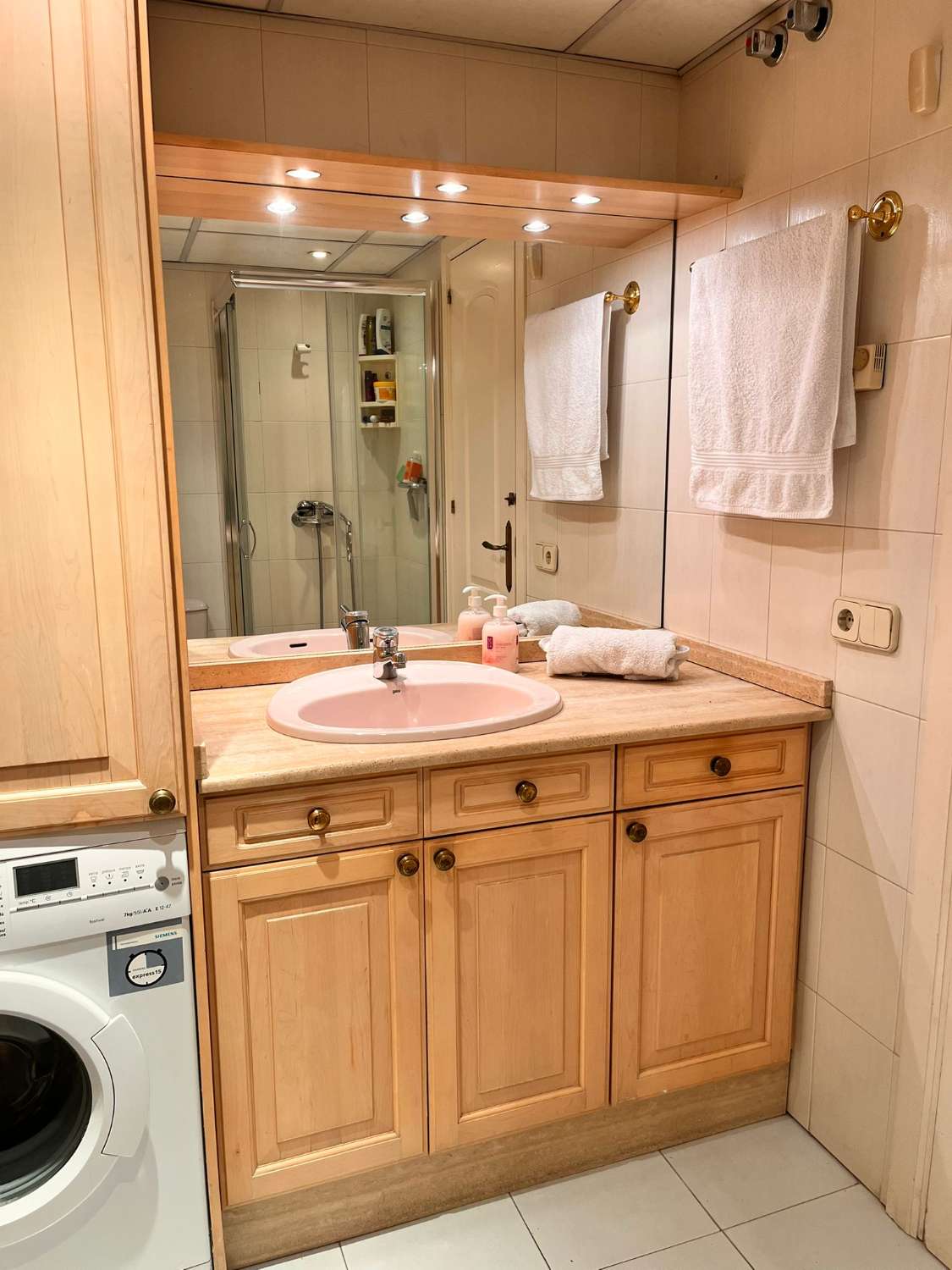 SE ALQUILA  DESDE 01.10.26-30.06.27 MAGNIFICO APARTAMENTO CON VISTAS  FRONTALES AL MAR EN 1ª LINEA DE PLAYA EN LOS BOLICHES (FUENGIROLA )