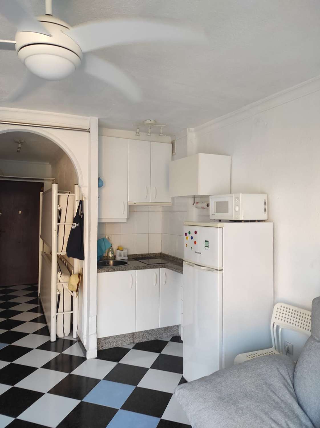 SE ALQUILA DESDE AHORA HASTA 30.6.26 BONITO ESTUDIO CON VISTAS AL MAR  EN 1ª  LINEA BENYAMINA-PLAYAMAR (TORREMOLINOS)