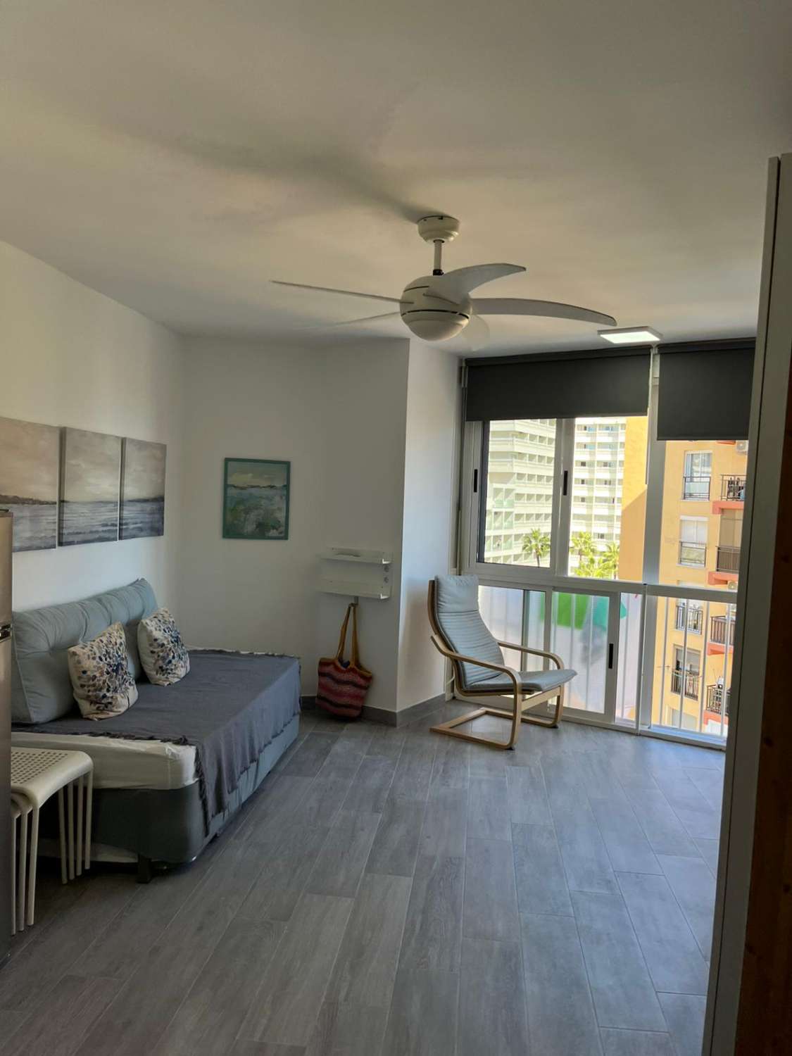 ZU MIETEN VOM 01.09.2026 BIS 30.06.2027 WUNDERSCHÖNES STUDIO MIT MEERBLICK AN DER ERSTEN LINIE BENYAMINA-PLAYAMAR (TORREMOLINOS)