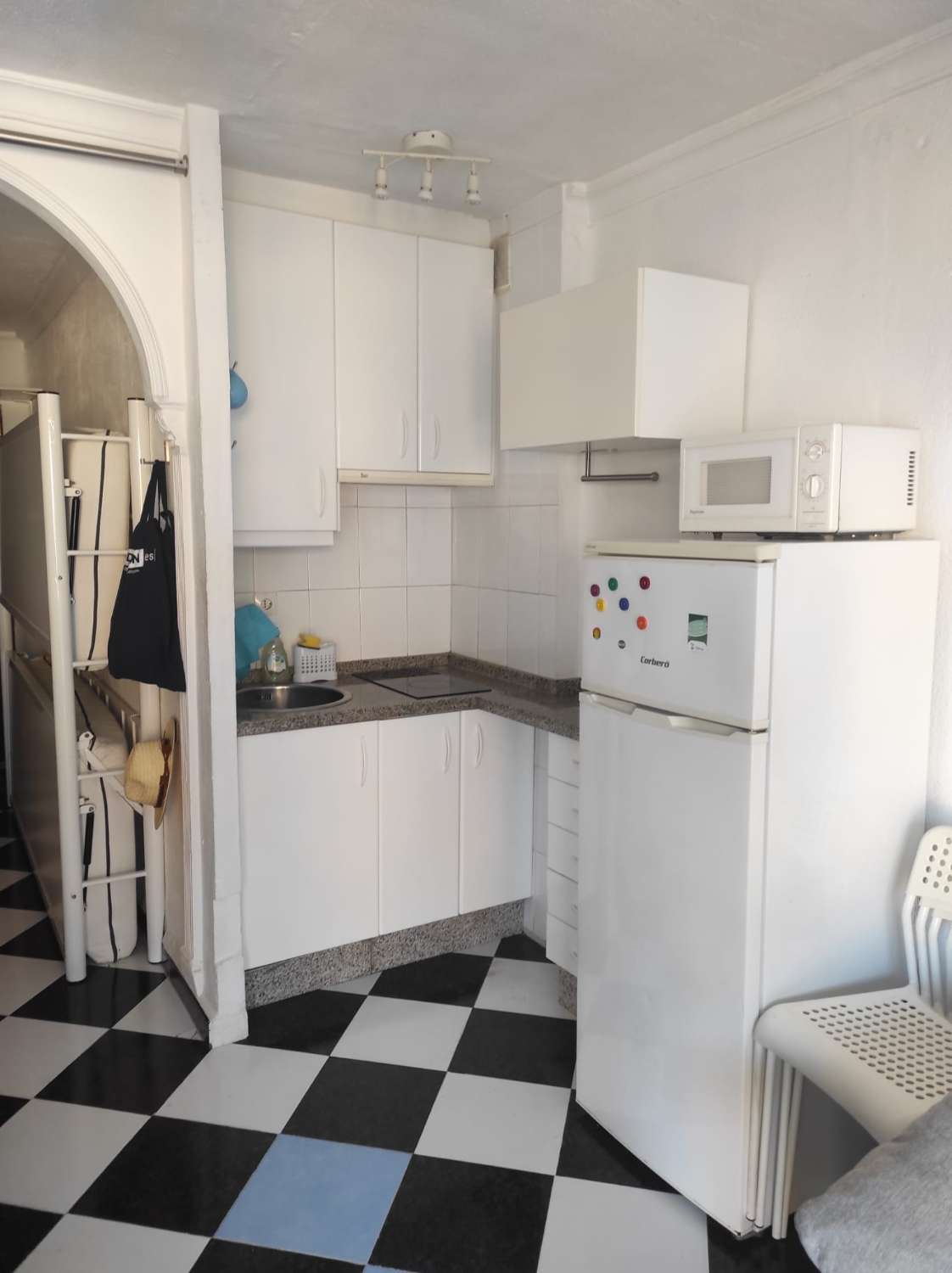 SE ALQUILA DESDE AHORA HASTA 30.6.26 BONITO ESTUDIO CON VISTAS AL MAR  EN 1ª  LINEA BENYAMINA-PLAYAMAR (TORREMOLINOS)