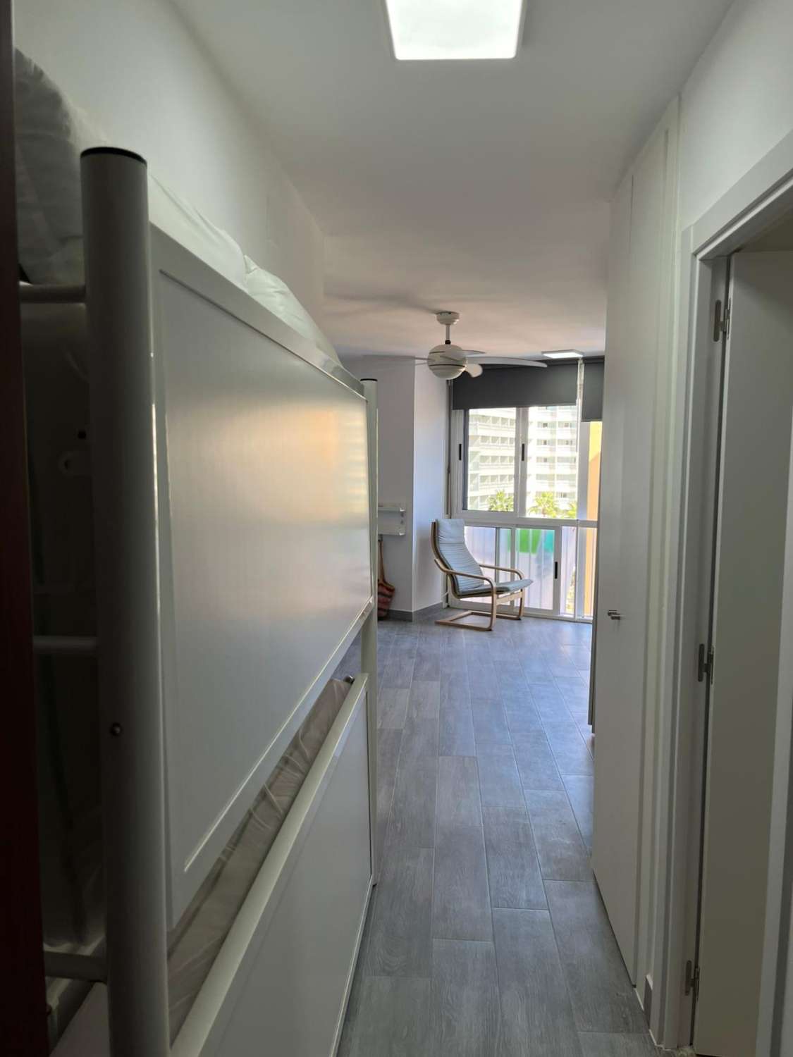 ZU MIETEN VOM 01.09.2026 BIS 30.06.2027 WUNDERSCHÖNES STUDIO MIT MEERBLICK AN DER ERSTEN LINIE BENYAMINA-PLAYAMAR (TORREMOLINOS)