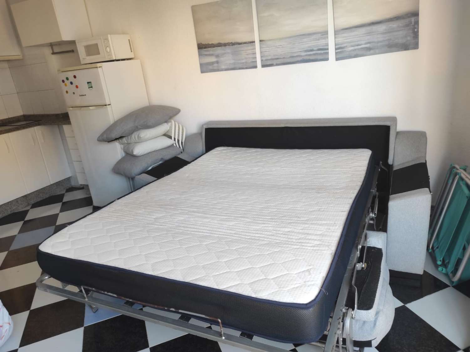 SE ALQUILA DESDE AHORA HASTA 30.6.26 BONITO ESTUDIO CON VISTAS AL MAR  EN 1ª  LINEA BENYAMINA-PLAYAMAR (TORREMOLINOS)