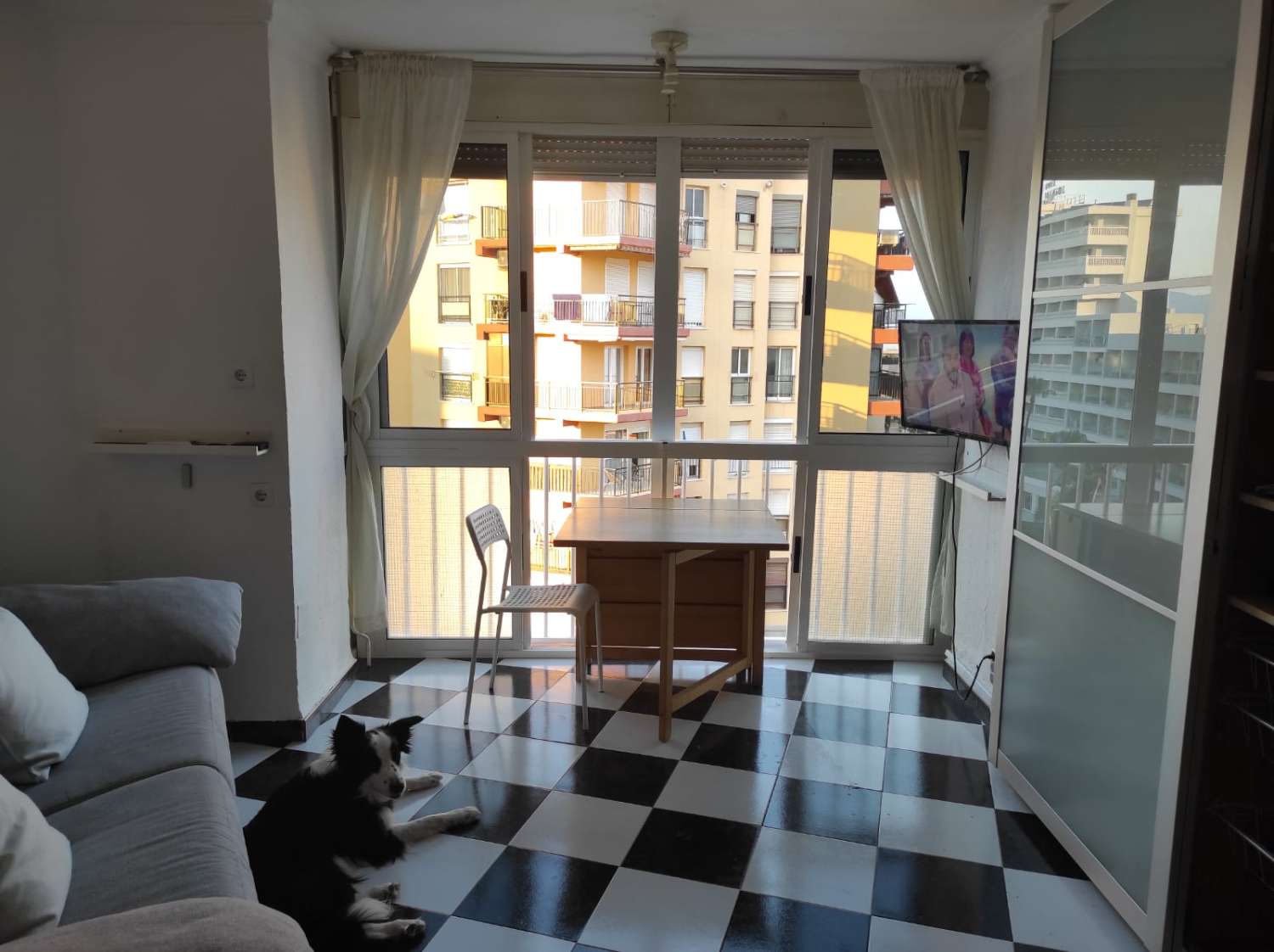 SE ALQUILA DESDE AHORA HASTA 30.6.26 BONITO ESTUDIO CON VISTAS AL MAR  EN 1ª  LINEA BENYAMINA-PLAYAMAR (TORREMOLINOS)