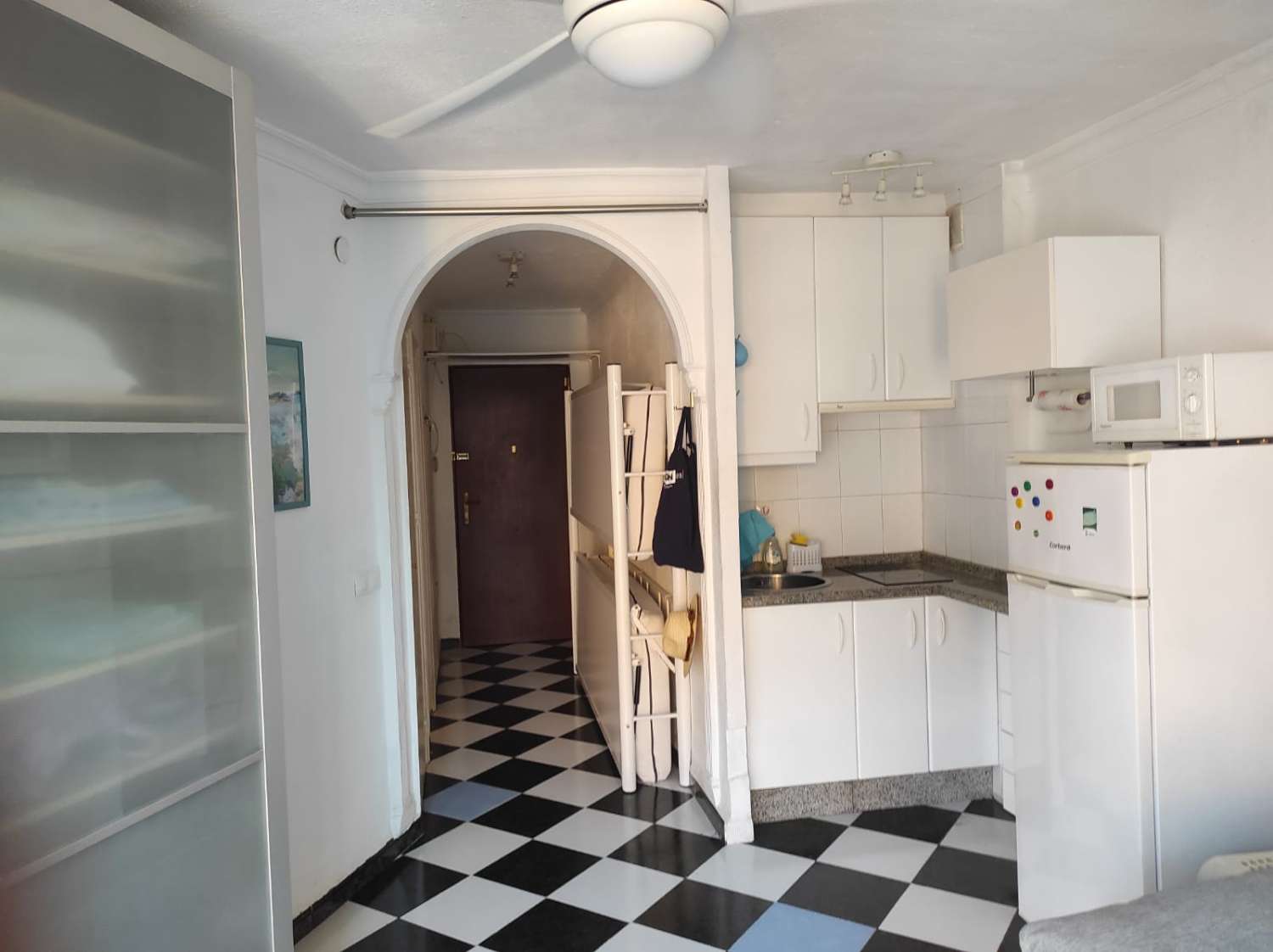 SE ALQUILA DESDE AHORA HASTA 30.6.26 BONITO ESTUDIO CON VISTAS AL MAR  EN 1ª  LINEA BENYAMINA-PLAYAMAR (TORREMOLINOS)