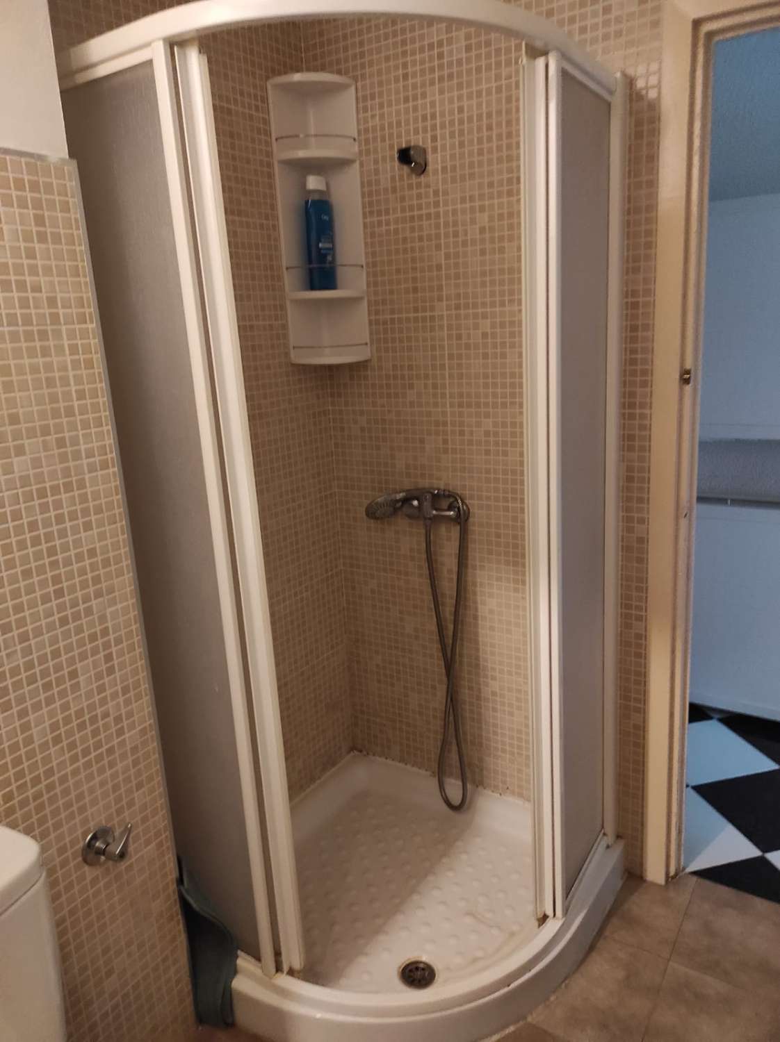 SE ALQUILA DESDE AHORA HASTA 30.6.26 BONITO ESTUDIO CON VISTAS AL MAR  EN 1ª  LINEA BENYAMINA-PLAYAMAR (TORREMOLINOS)