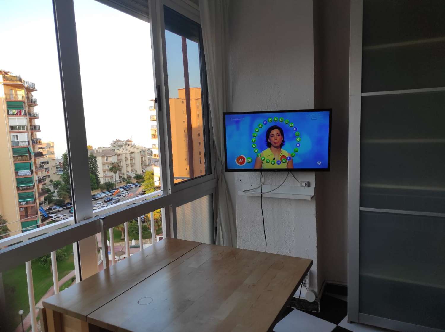 SE ALQUILA DESDE AHORA HASTA 30.6.26 BONITO ESTUDIO CON VISTAS AL MAR  EN 1ª  LINEA BENYAMINA-PLAYAMAR (TORREMOLINOS)