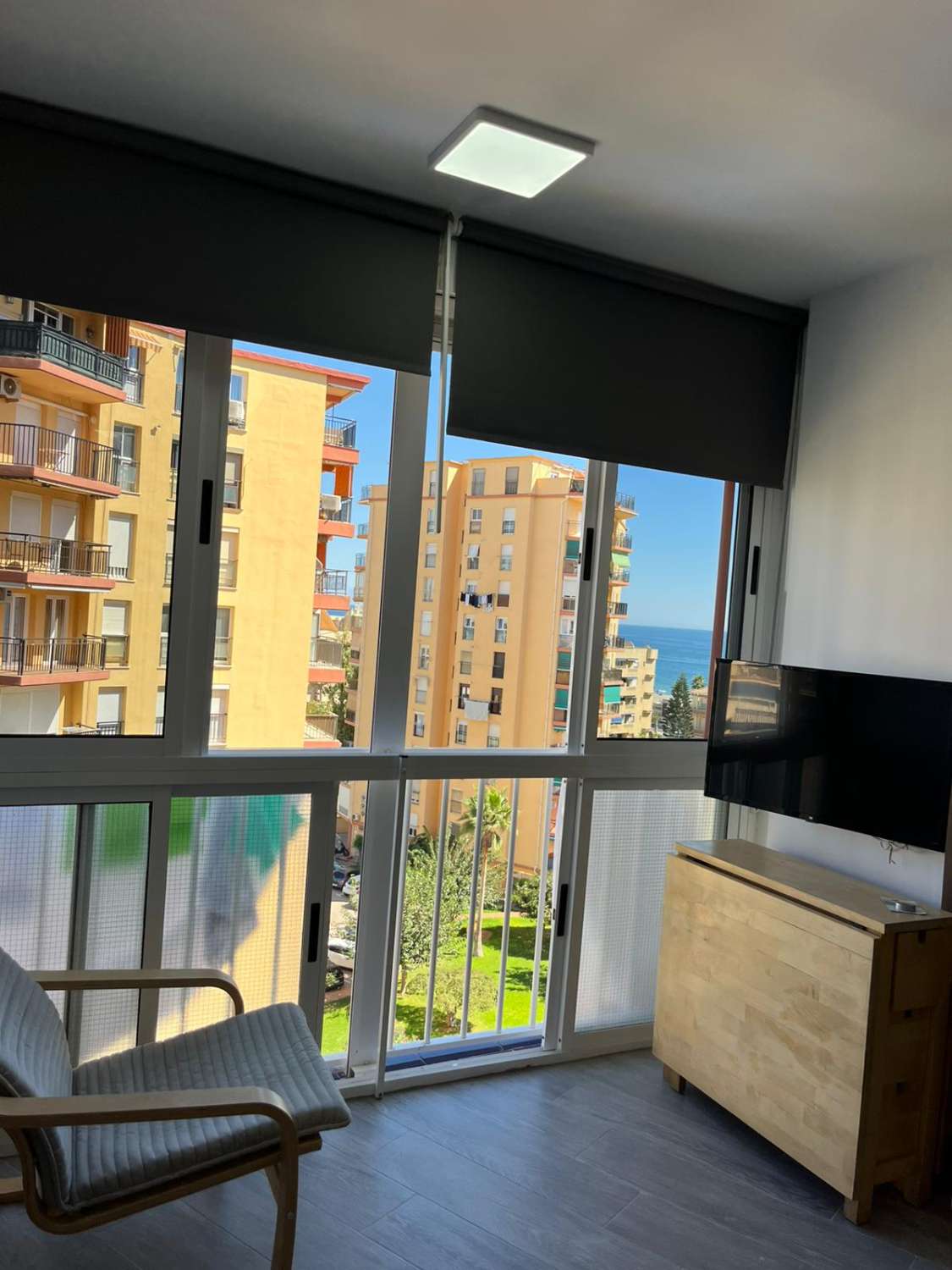 ZU MIETEN VOM 01.09.2026 BIS 30.06.2027 WUNDERSCHÖNES STUDIO MIT MEERBLICK AN DER ERSTEN LINIE BENYAMINA-PLAYAMAR (TORREMOLINOS)