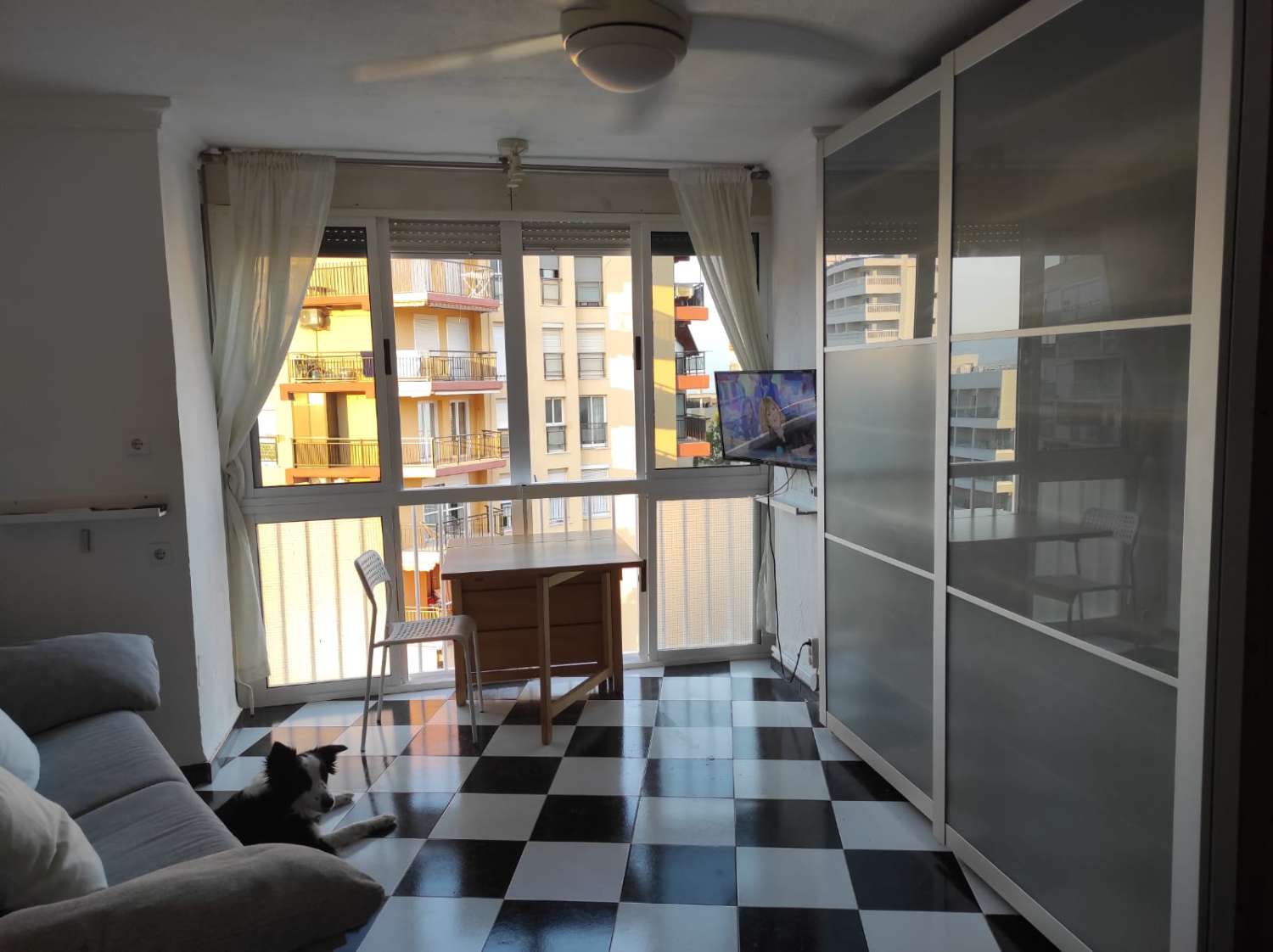 SE ALQUILA DESDE AHORA HASTA 30.6.26 BONITO ESTUDIO CON VISTAS AL MAR  EN 1ª  LINEA BENYAMINA-PLAYAMAR (TORREMOLINOS)