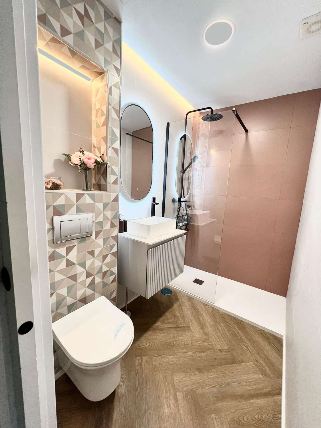 MEDIA TEMPORADA. SE ALQUILA DESDE  01.09.26 - 30.06.27   PRECIOSO APARTAMENTO   EN 1ª LÍNEA DE PLAYA CON VISTAS LATERALES AL MAR EN BENALMÁDENA.