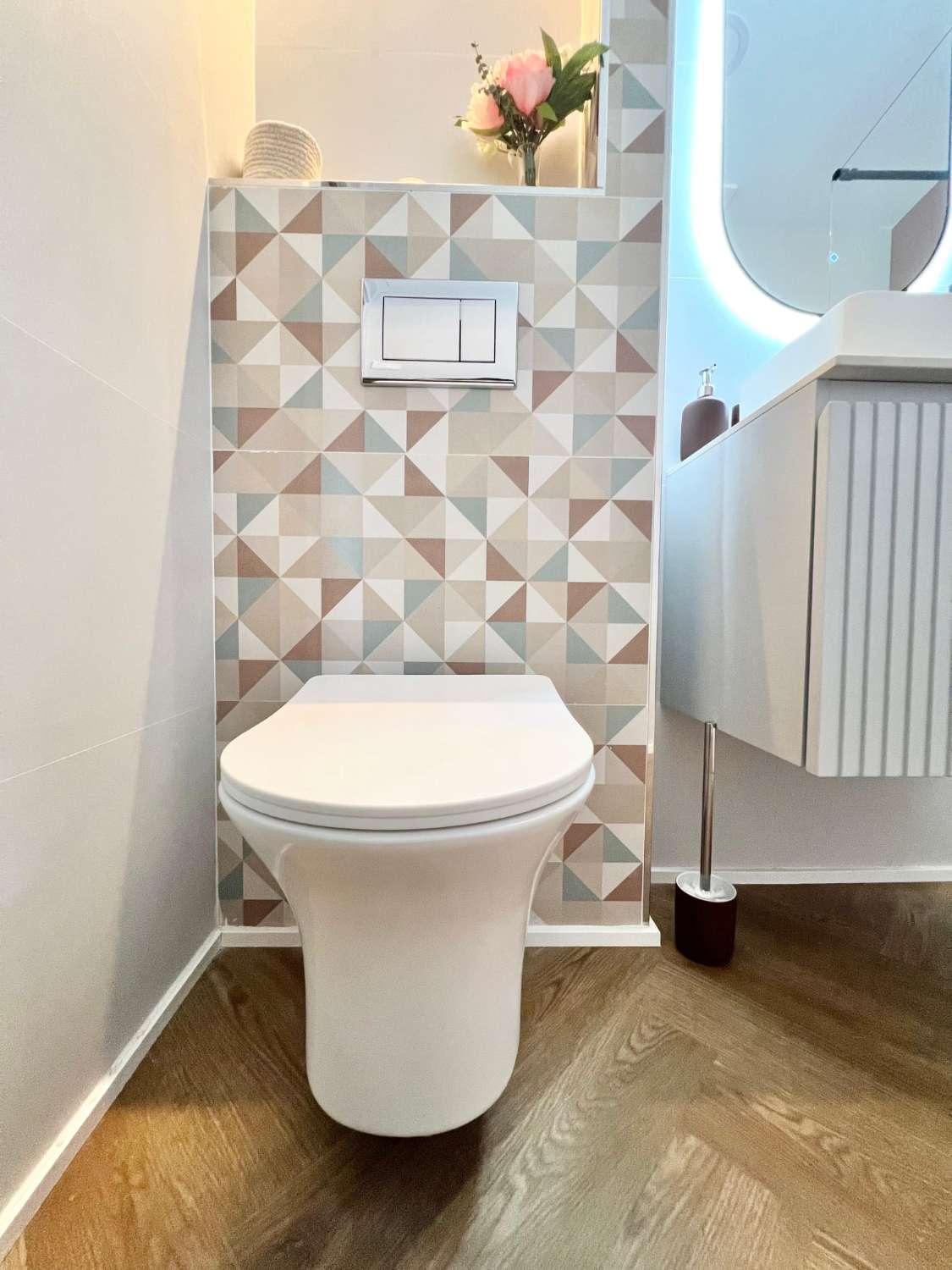 MEDIA TEMPORADA. SE ALQUILA DESDE  01.09.26 - 30.06.27   PRECIOSO APARTAMENTO   EN 1ª LÍNEA DE PLAYA CON VISTAS LATERALES AL MAR EN BENALMÁDENA.