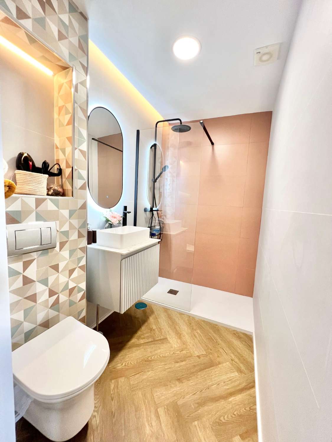 MEDIA TEMPORADA. SE ALQUILA DESDE  01.09.26 - 30.06.27   PRECIOSO APARTAMENTO   EN 1ª LÍNEA DE PLAYA CON VISTAS LATERALES AL MAR EN BENALMÁDENA.