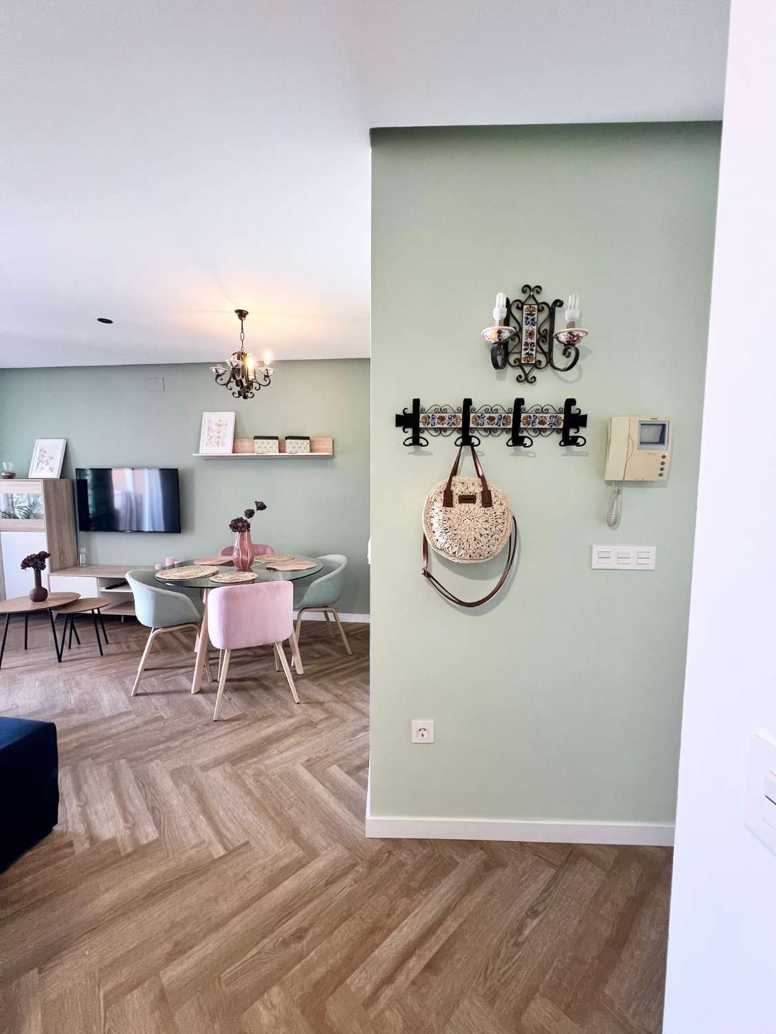 MEDIA TEMPORADA. SE ALQUILA DESDE  01.09.26 - 30.06.27   PRECIOSO APARTAMENTO   EN 1ª LÍNEA DE PLAYA CON VISTAS LATERALES AL MAR EN BENALMÁDENA.