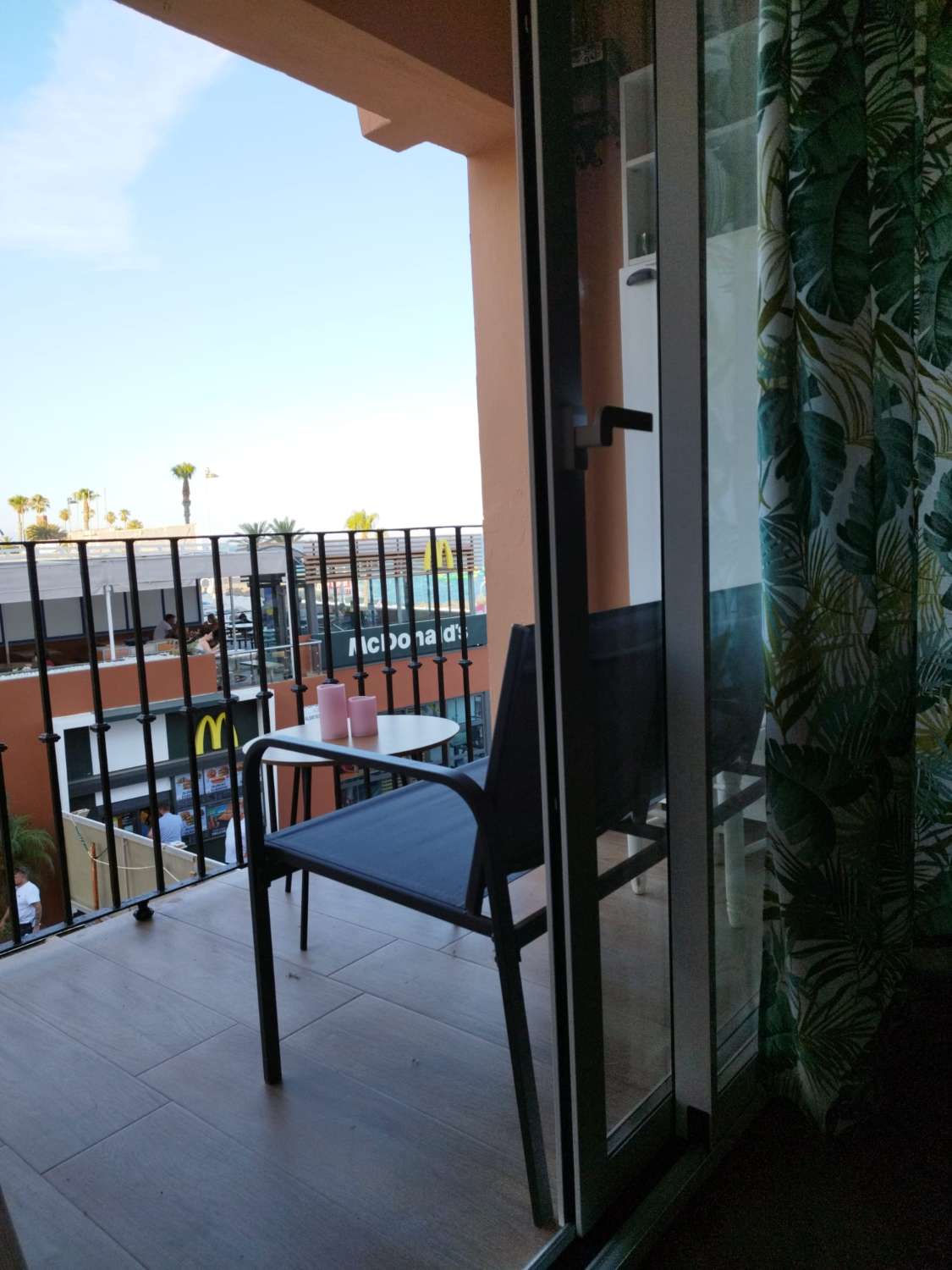 MEDIA TEMPORADA. SE ALQUILA DESDE  01.09.26 - 30.06.27   PRECIOSO APARTAMENTO   EN 1ª LÍNEA DE PLAYA CON VISTAS LATERALES AL MAR EN BENALMÁDENA.