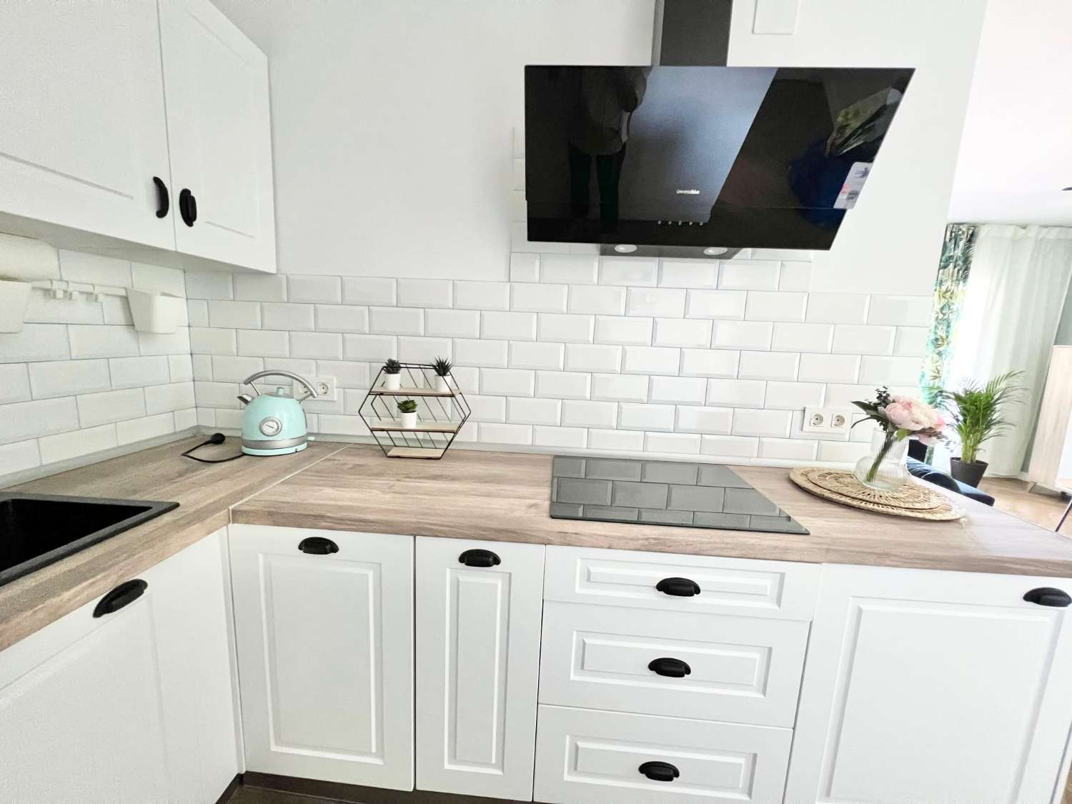 MEDIA TEMPORADA. SE ALQUILA DESDE  01.09.26 - 30.06.27   PRECIOSO APARTAMENTO   EN 1ª LÍNEA DE PLAYA CON VISTAS LATERALES AL MAR EN BENALMÁDENA.