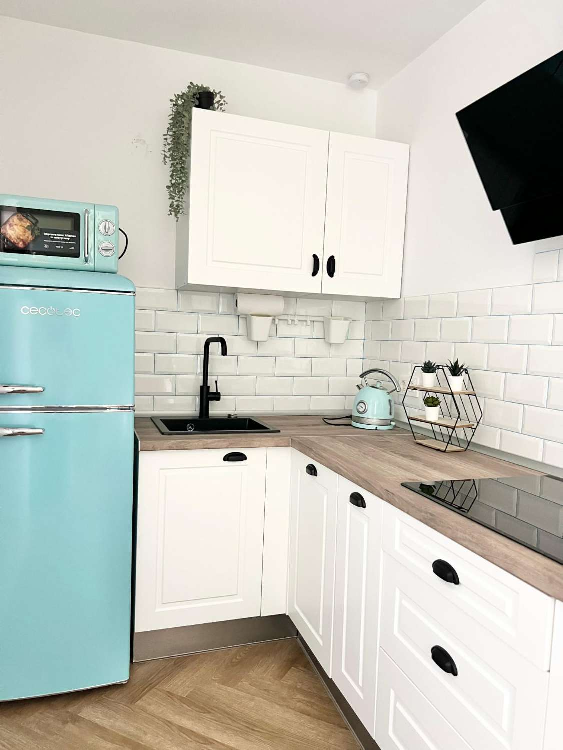 MEDIA TEMPORADA. SE ALQUILA DESDE  01.09.26 - 30.06.27   PRECIOSO APARTAMENTO   EN 1ª LÍNEA DE PLAYA CON VISTAS LATERALES AL MAR EN BENALMÁDENA.