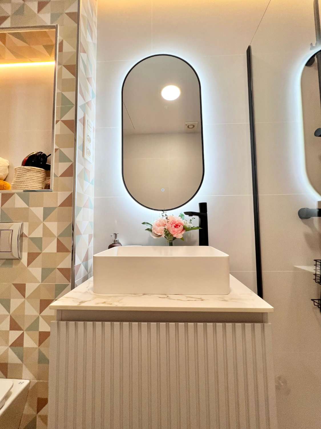 MEDIA TEMPORADA. SE ALQUILA DESDE  01.09.26 - 30.06.27   PRECIOSO APARTAMENTO   EN 1ª LÍNEA DE PLAYA CON VISTAS LATERALES AL MAR EN BENALMÁDENA.