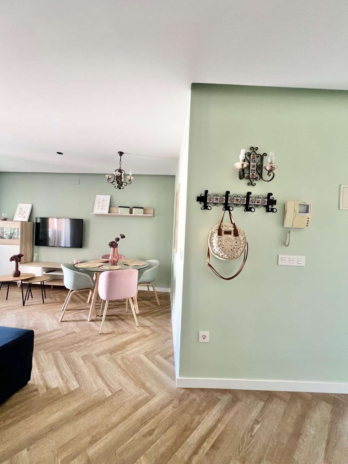 MEDIA TEMPORADA. SE ALQUILA DESDE  01.09.26 - 30.06.27   PRECIOSO APARTAMENTO   EN 1ª LÍNEA DE PLAYA CON VISTAS LATERALES AL MAR EN BENALMÁDENA.