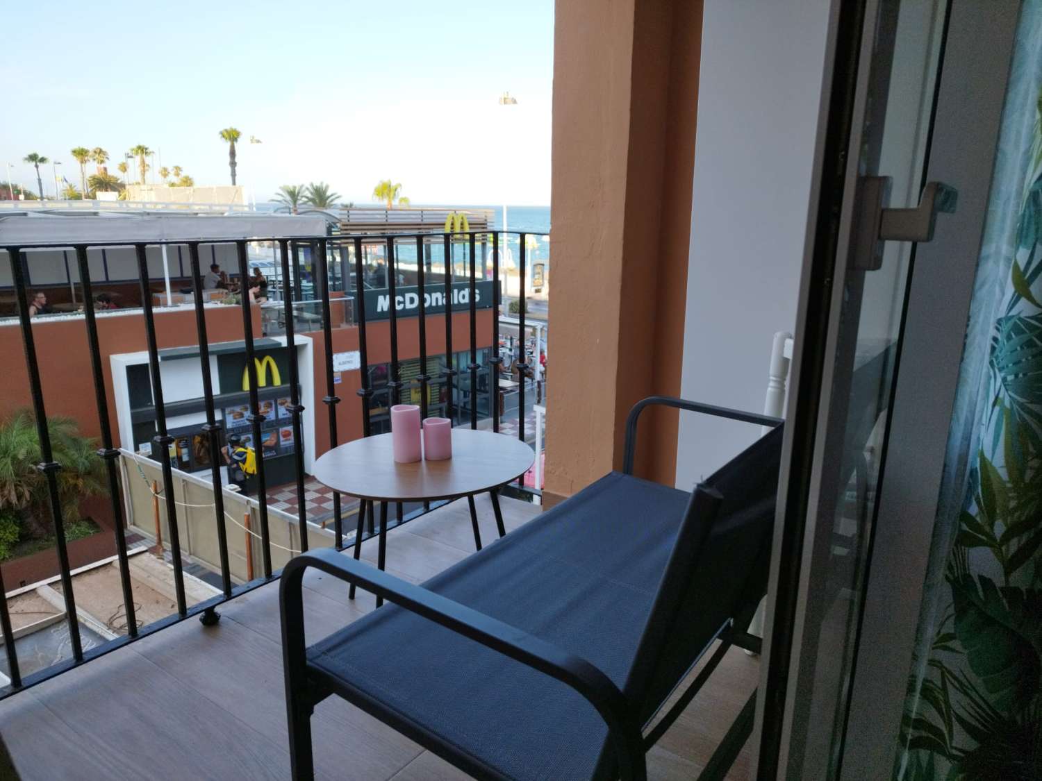 MEDIA TEMPORADA. SE ALQUILA DESDE  01.09.26 - 30.06.27   PRECIOSO APARTAMENTO   EN 1ª LÍNEA DE PLAYA CON VISTAS LATERALES AL MAR EN BENALMÁDENA.