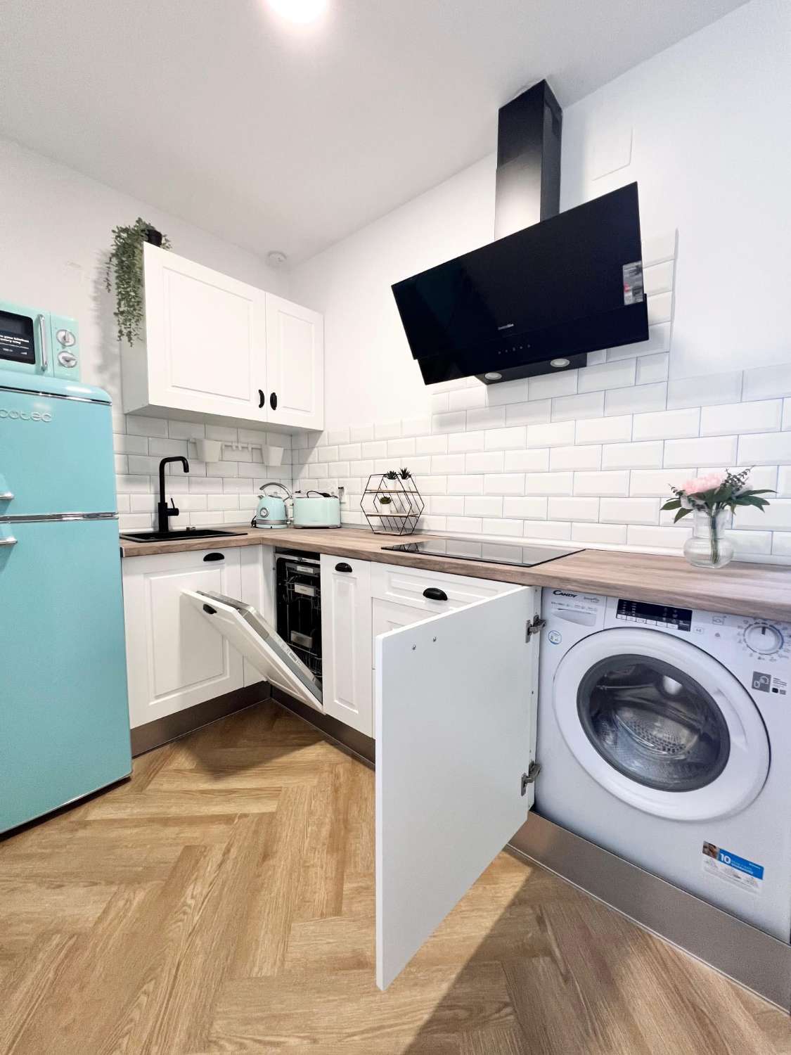 MEDIA TEMPORADA. SE ALQUILA DESDE  01.09.26 - 30.06.27   PRECIOSO APARTAMENTO   EN 1ª LÍNEA DE PLAYA CON VISTAS LATERALES AL MAR EN BENALMÁDENA.