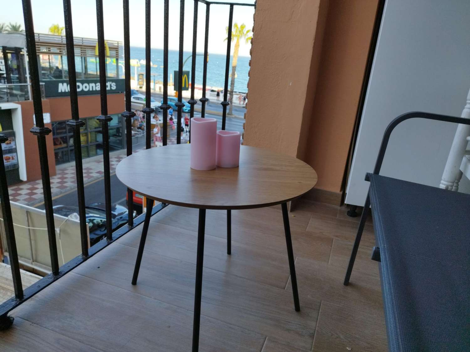 MEDIA TEMPORADA. SE ALQUILA DESDE  01.09.26 - 30.06.27   PRECIOSO APARTAMENTO   EN 1ª LÍNEA DE PLAYA CON VISTAS LATERALES AL MAR EN BENALMÁDENA.