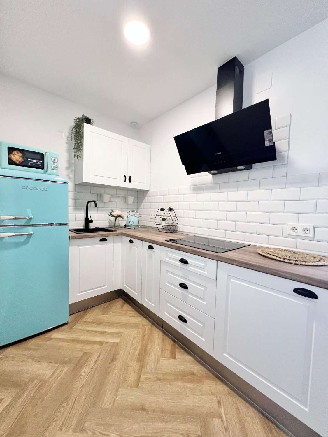 MEDIA TEMPORADA. SE ALQUILA DESDE  01.09.26 - 30.06.27   PRECIOSO APARTAMENTO   EN 1ª LÍNEA DE PLAYA CON VISTAS LATERALES AL MAR EN BENALMÁDENA.