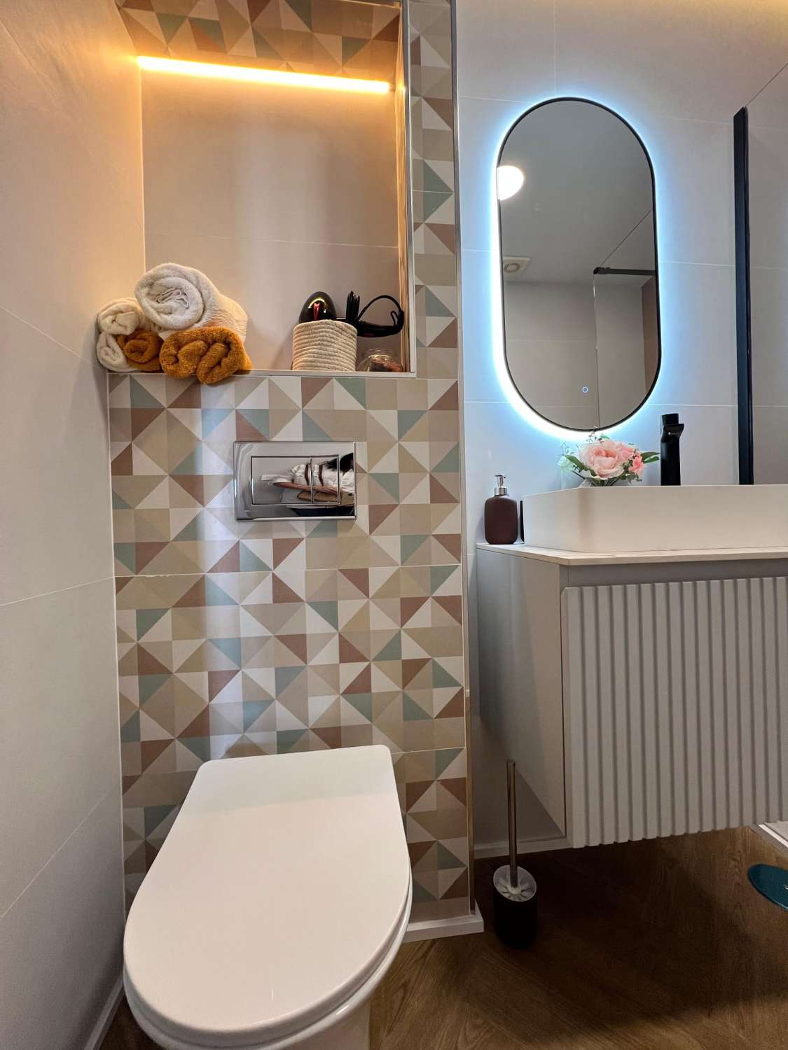 MEDIA TEMPORADA. SE ALQUILA DESDE  01.09.26 - 30.06.27   PRECIOSO APARTAMENTO   EN 1ª LÍNEA DE PLAYA CON VISTAS LATERALES AL MAR EN BENALMÁDENA.