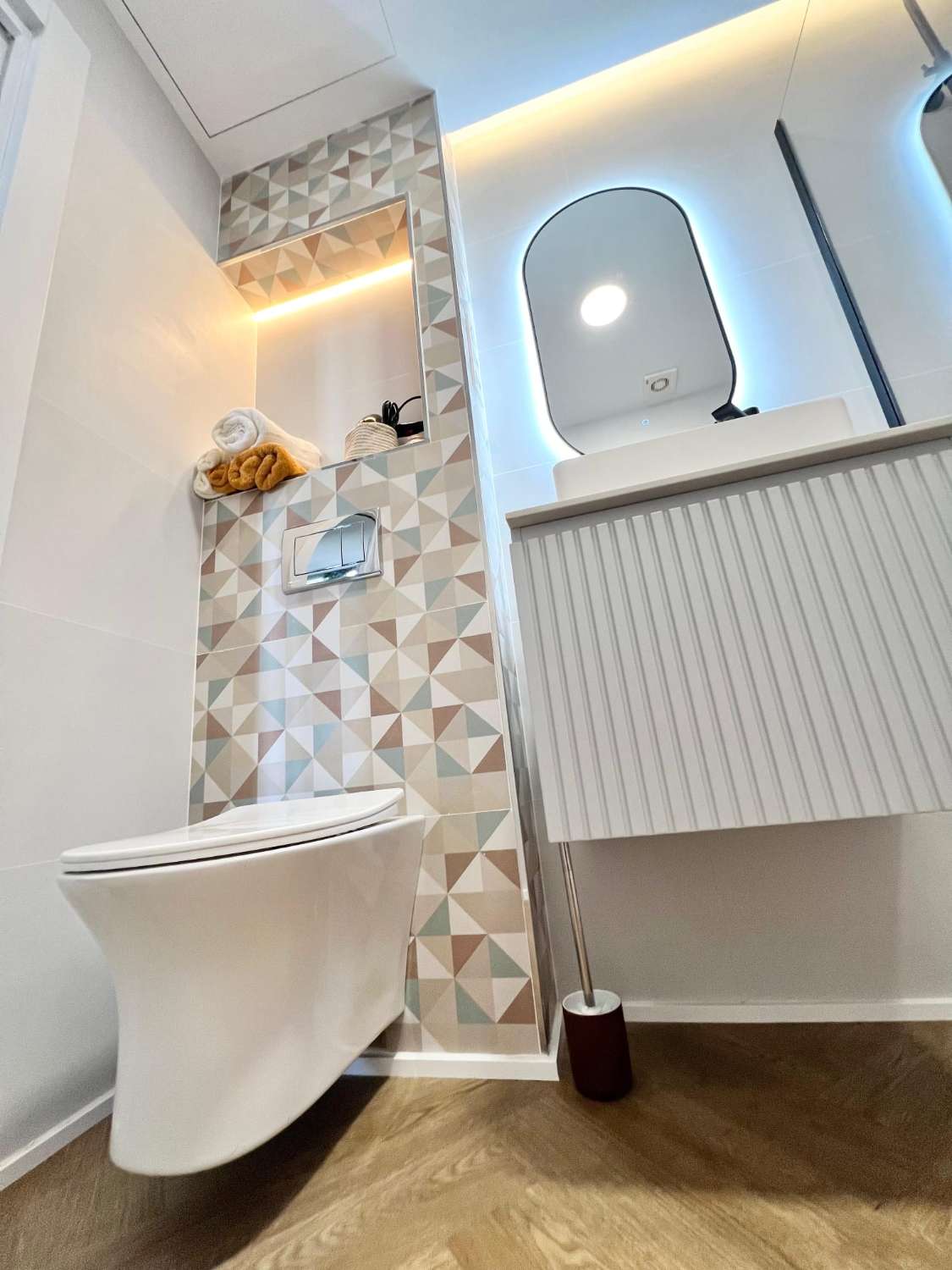 MEDIA TEMPORADA. SE ALQUILA DESDE  01.09.26 - 30.06.27   PRECIOSO APARTAMENTO   EN 1ª LÍNEA DE PLAYA CON VISTAS LATERALES AL MAR EN BENALMÁDENA.