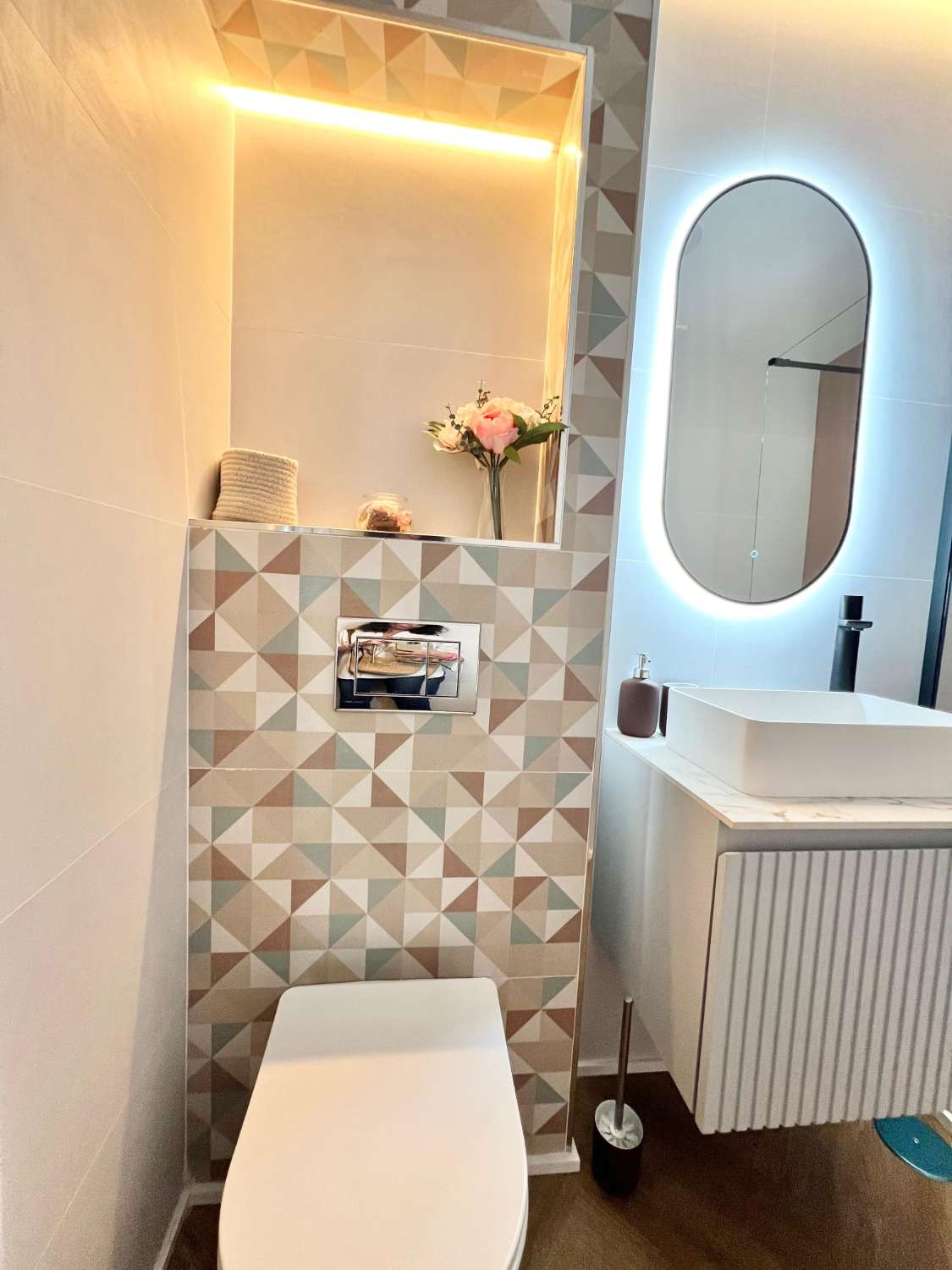 MEDIA TEMPORADA. SE ALQUILA DESDE  01.09.26 - 30.06.27   PRECIOSO APARTAMENTO   EN 1ª LÍNEA DE PLAYA CON VISTAS LATERALES AL MAR EN BENALMÁDENA.