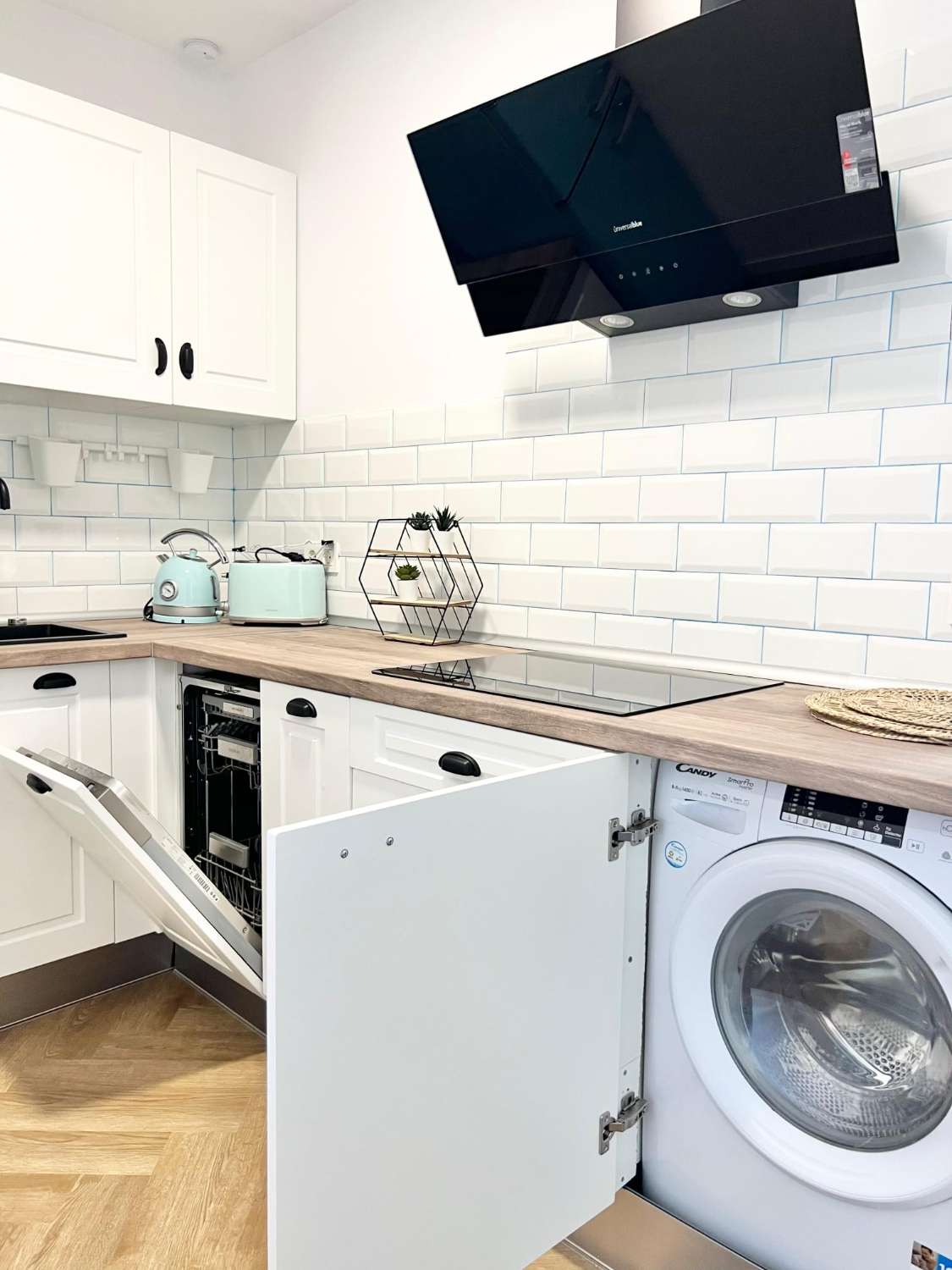 MEDIA TEMPORADA. SE ALQUILA DESDE  01.09.26 - 30.06.27   PRECIOSO APARTAMENTO   EN 1ª LÍNEA DE PLAYA CON VISTAS LATERALES AL MAR EN BENALMÁDENA.