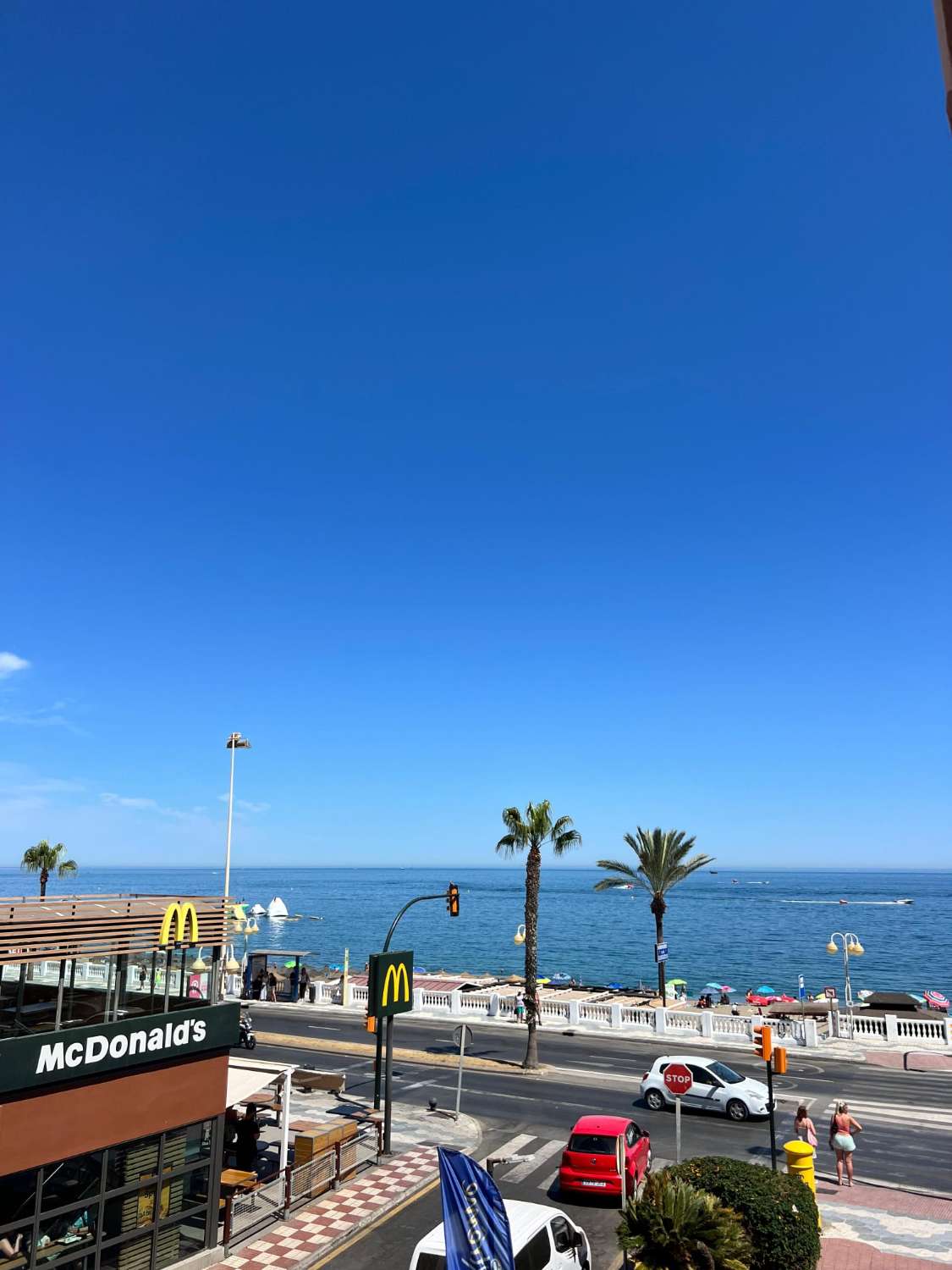 MEDIA TEMPORADA. SE ALQUILA DESDE  01.09.26 - 30.06.27   PRECIOSO APARTAMENTO   EN 1ª LÍNEA DE PLAYA CON VISTAS LATERALES AL MAR EN BENALMÁDENA.