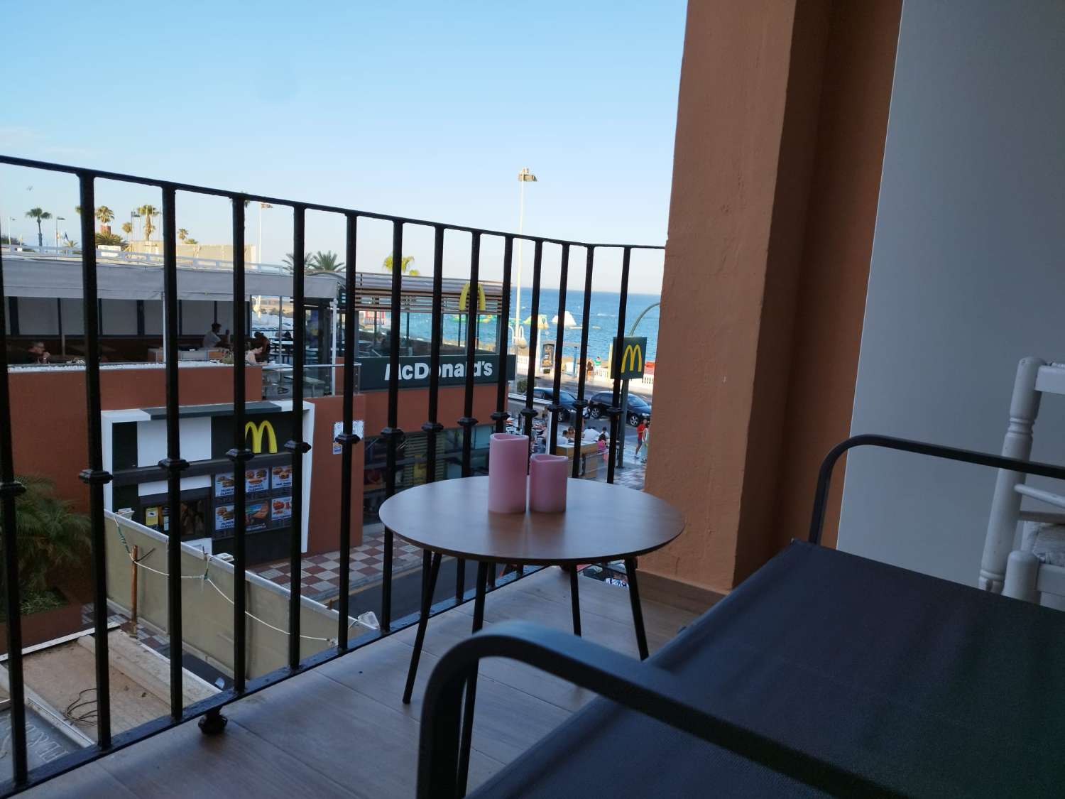 MEDIA TEMPORADA. SE ALQUILA DESDE  01.09.26 - 30.06.27   PRECIOSO APARTAMENTO   EN 1ª LÍNEA DE PLAYA CON VISTAS LATERALES AL MAR EN BENALMÁDENA.