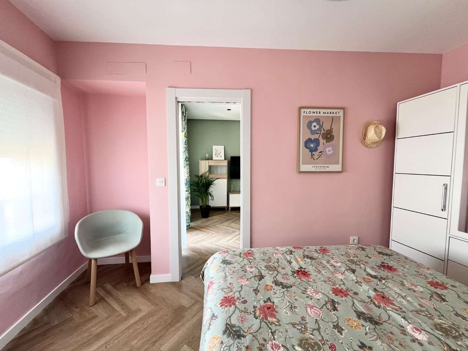 MEDIA TEMPORADA. SE ALQUILA DESDE  01.09.26 - 30.06.27   PRECIOSO APARTAMENTO   EN 1ª LÍNEA DE PLAYA CON VISTAS LATERALES AL MAR EN BENALMÁDENA.