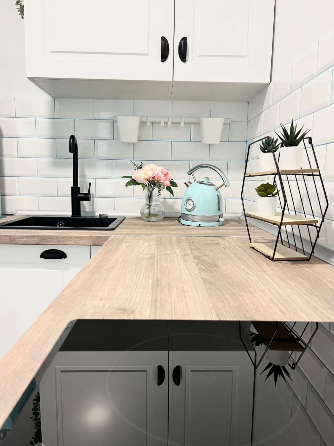 MEDIA TEMPORADA. SE ALQUILA DESDE  01.09.26 - 30.06.27   PRECIOSO APARTAMENTO   EN 1ª LÍNEA DE PLAYA CON VISTAS LATERALES AL MAR EN BENALMÁDENA.