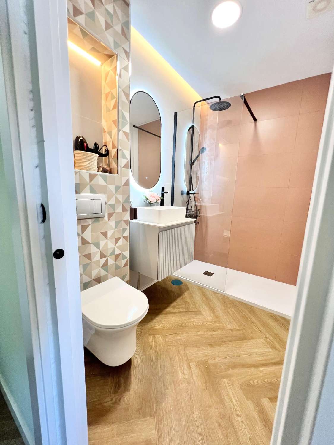 MEDIA TEMPORADA. SE ALQUILA DESDE  01.09.26 - 30.06.27   PRECIOSO APARTAMENTO   EN 1ª LÍNEA DE PLAYA CON VISTAS LATERALES AL MAR EN BENALMÁDENA.