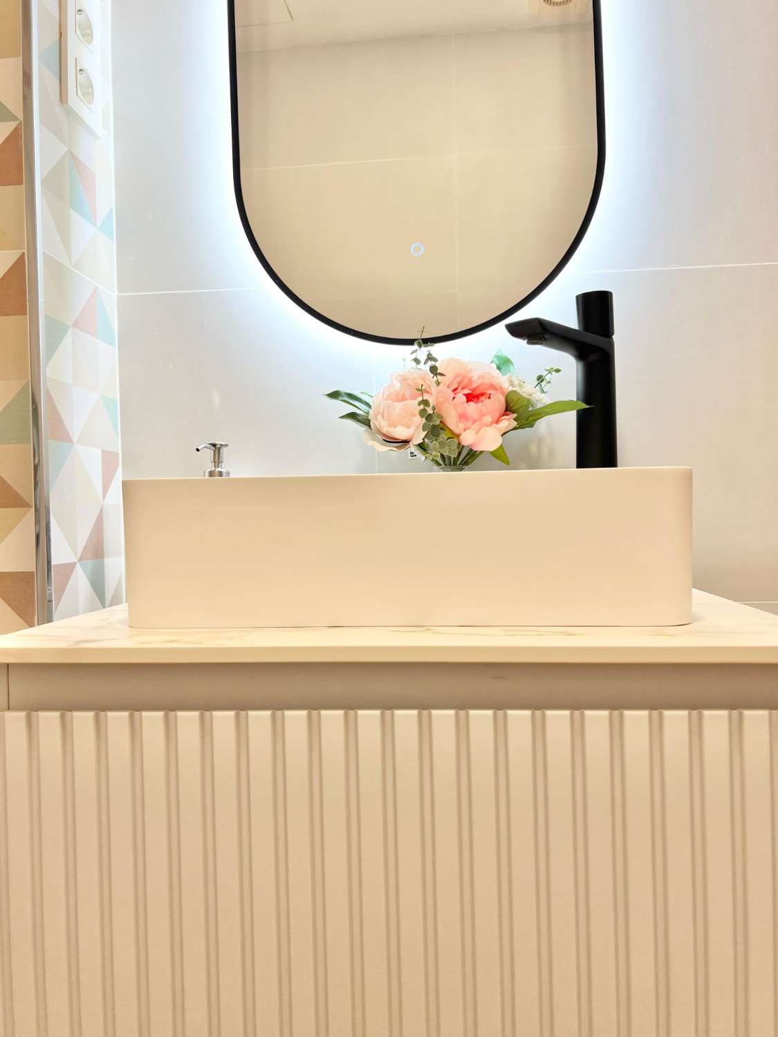 MEDIA TEMPORADA. SE ALQUILA DESDE  01.09.26 - 30.06.27   PRECIOSO APARTAMENTO   EN 1ª LÍNEA DE PLAYA CON VISTAS LATERALES AL MAR EN BENALMÁDENA.