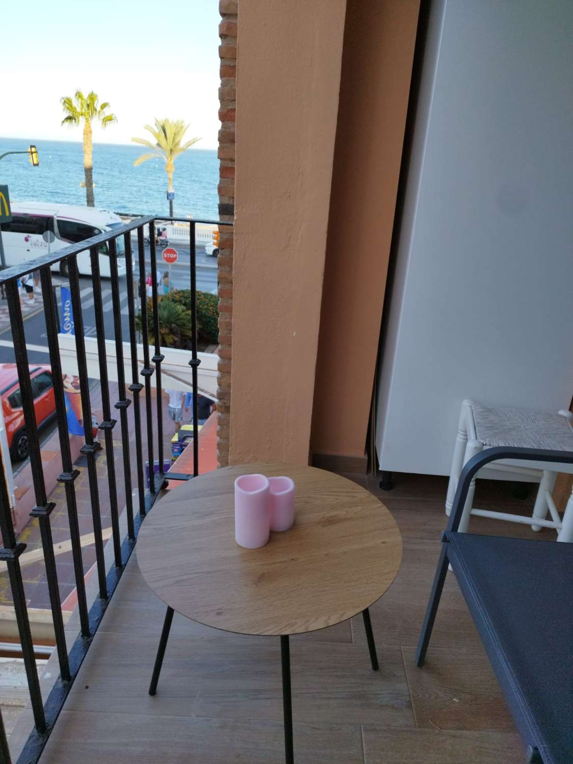 MEDIA TEMPORADA. SE ALQUILA DESDE  01.09.26 - 30.06.27   PRECIOSO APARTAMENTO   EN 1ª LÍNEA DE PLAYA CON VISTAS LATERALES AL MAR EN BENALMÁDENA.