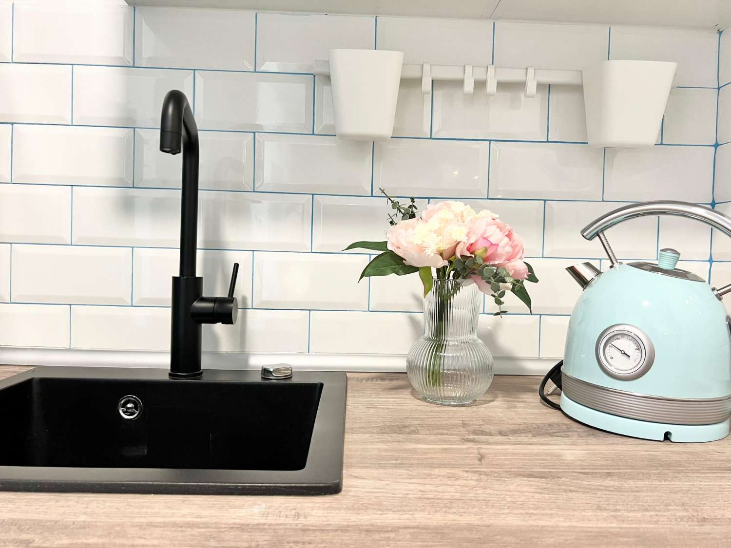 MEDIA TEMPORADA. SE ALQUILA DESDE  01.09.26 - 30.06.27   PRECIOSO APARTAMENTO   EN 1ª LÍNEA DE PLAYA CON VISTAS LATERALES AL MAR EN BENALMÁDENA.