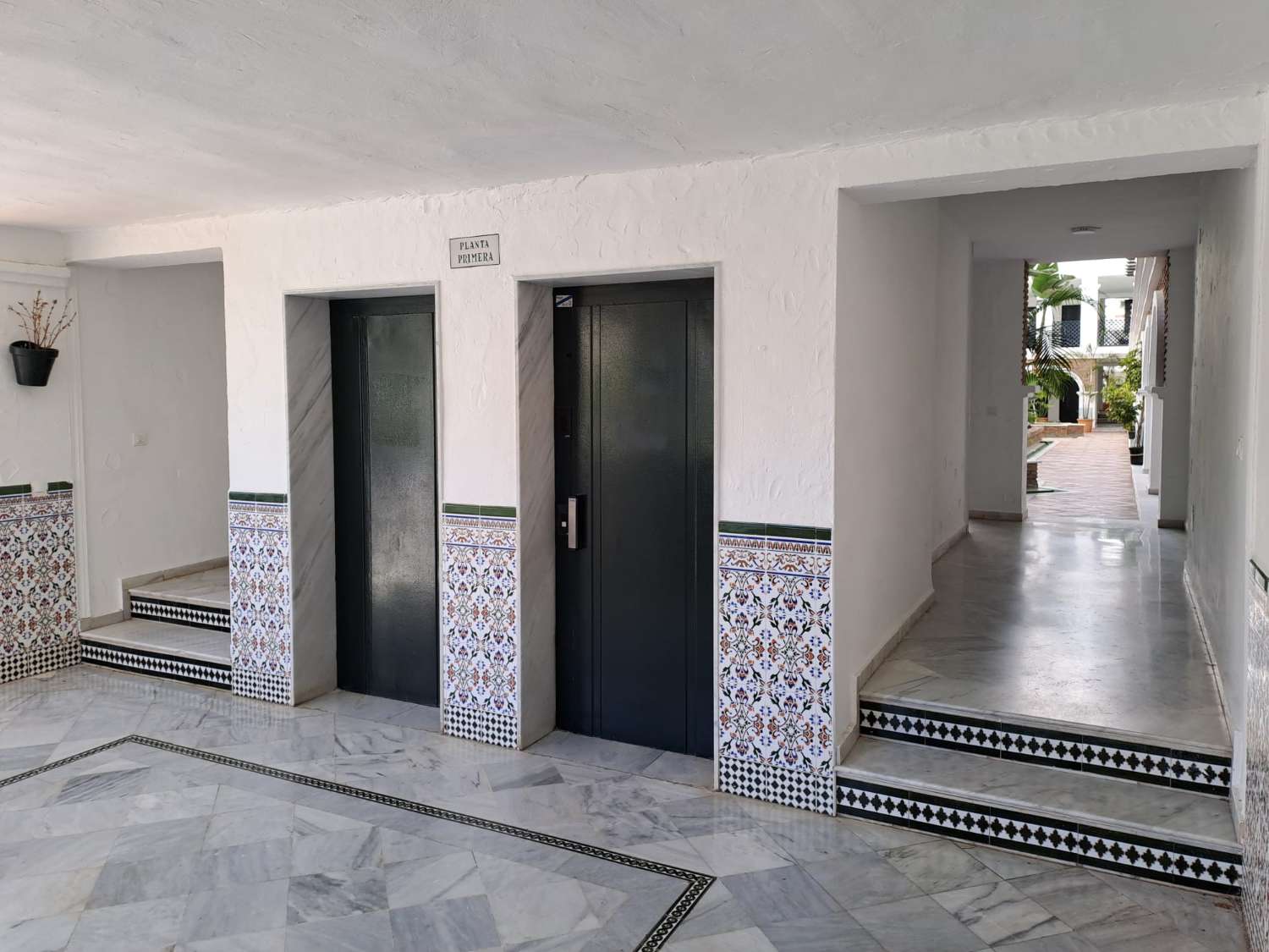 SE ALQUILA desde 1.10.26-31.5.27 BONITO APARTAMENTO EN PLANTA BAJA A 150 METROS DE LA PLAYA EN BENALMADENA