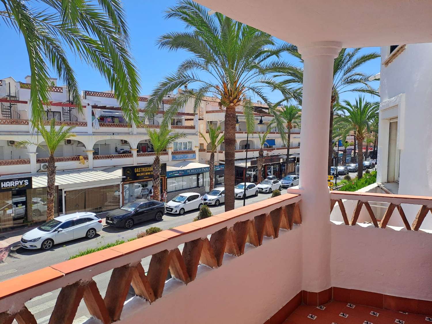 SE ALQUILA desde 1.10.26-31.5.27 BONITO APARTAMENTO EN PLANTA BAJA A 150 METROS DE LA PLAYA EN BENALMADENA