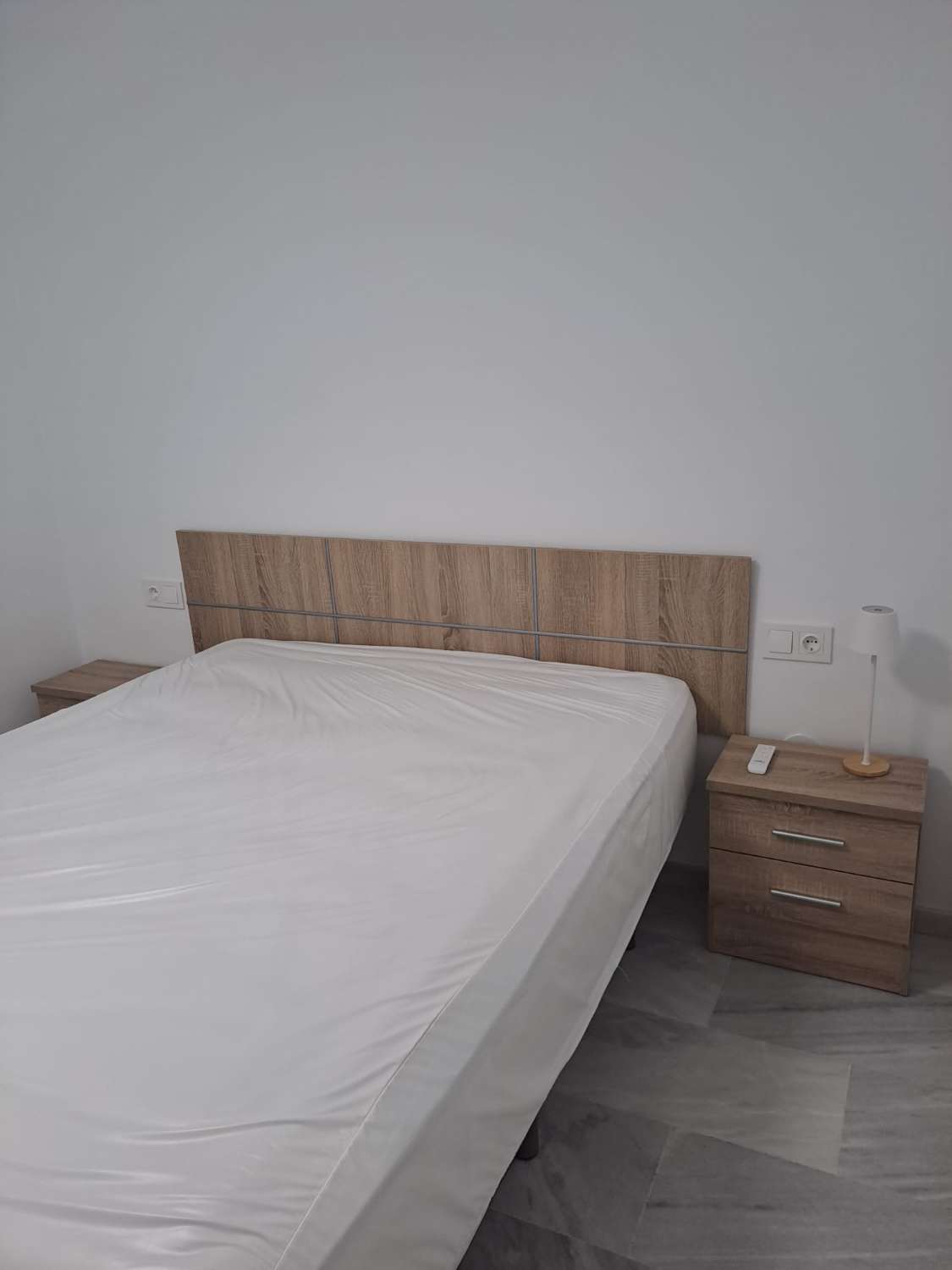 SE ALQUILA desde 1.10.26-31.5.27 BONITO APARTAMENTO EN PLANTA BAJA A 150 METROS DE LA PLAYA EN BENALMADENA