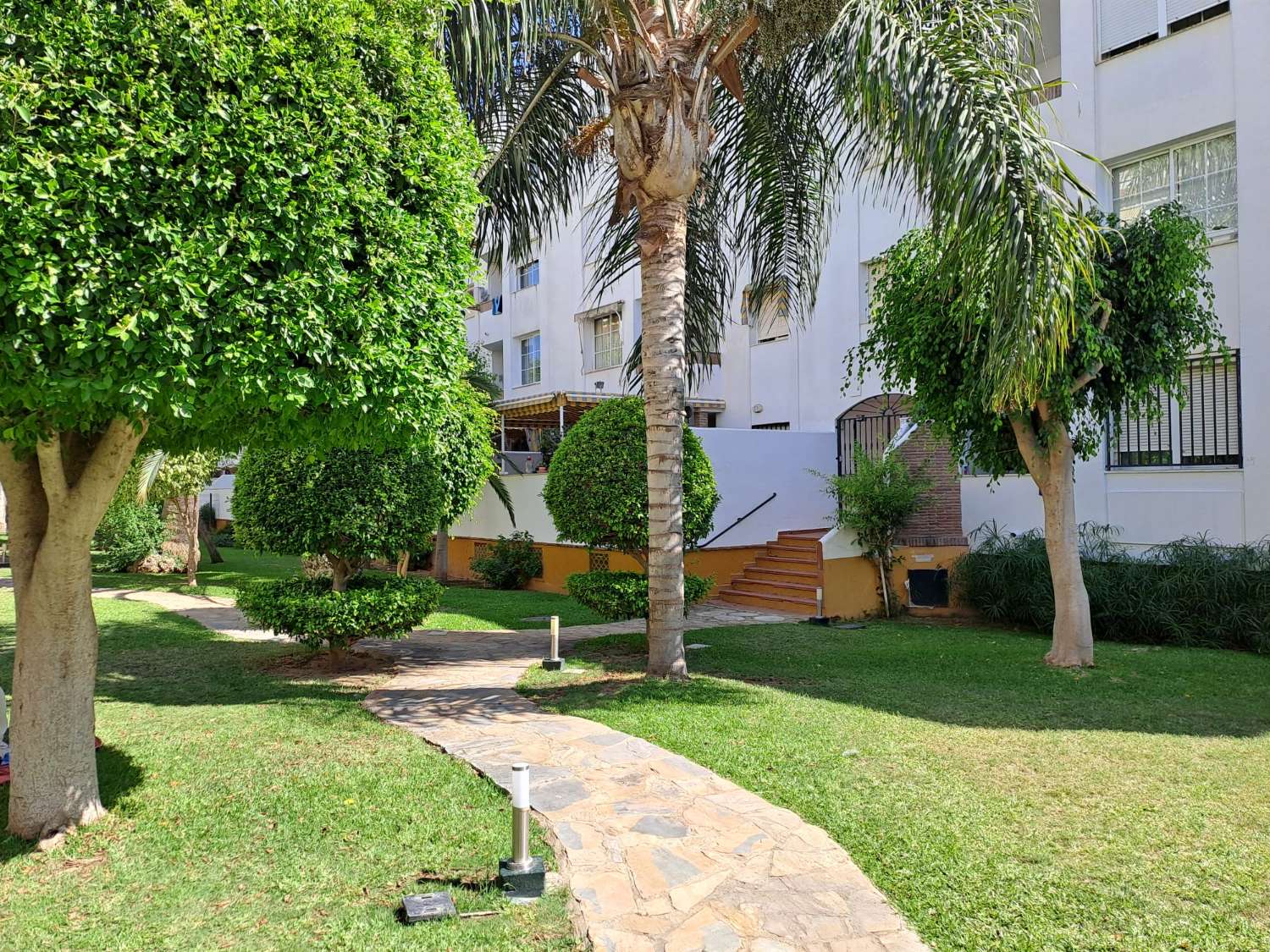 SE ALQUILA desde 1.10.26-31.5.27 BONITO APARTAMENTO EN PLANTA BAJA A 150 METROS DE LA PLAYA EN BENALMADENA