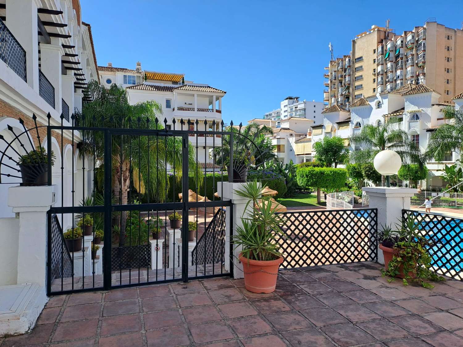 SE ALQUILA desde 1.10.26-31.5.27 BONITO APARTAMENTO EN PLANTA BAJA A 150 METROS DE LA PLAYA EN BENALMADENA