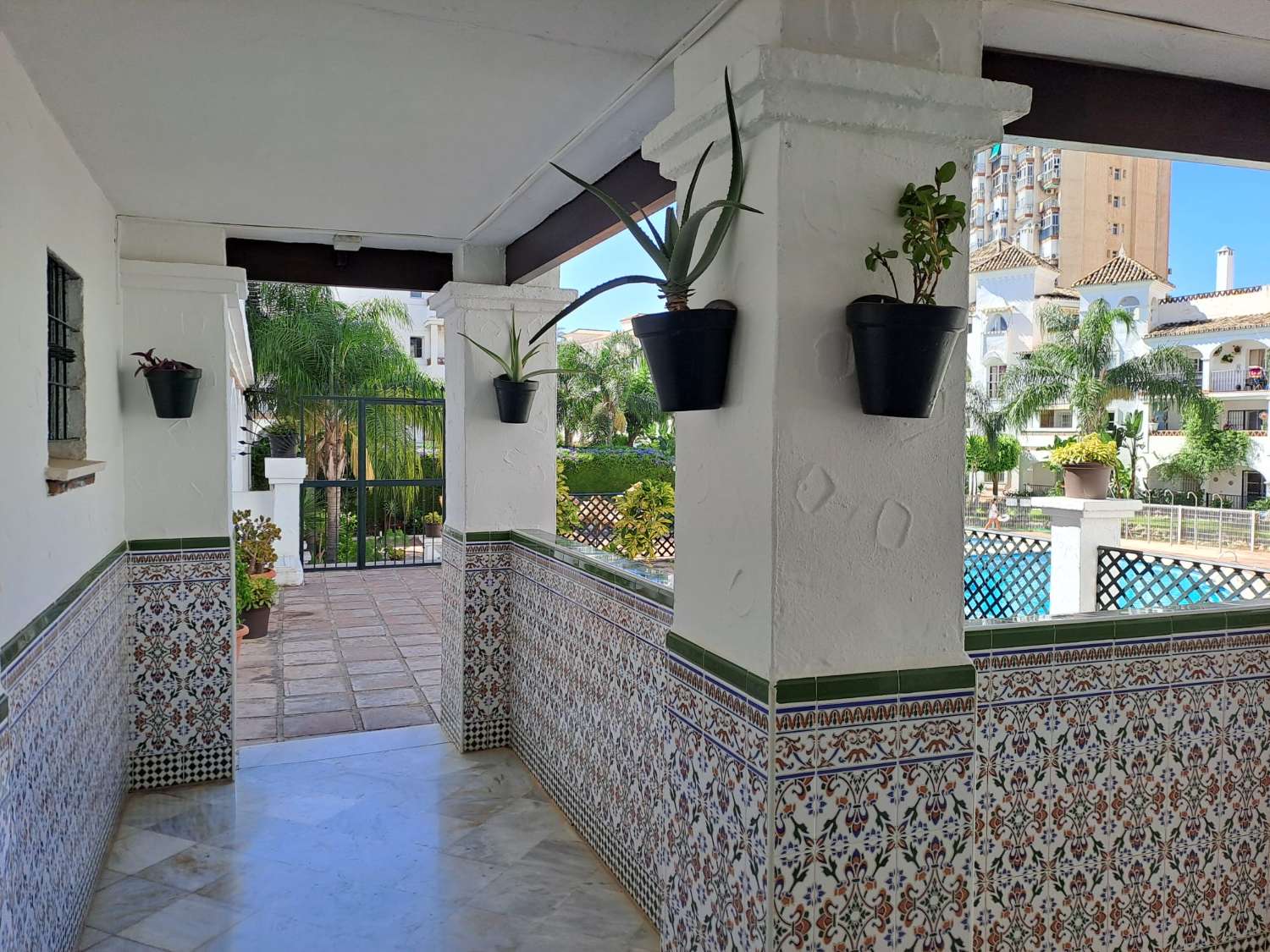 SE ALQUILA desde 1.10.26-31.5.27 BONITO APARTAMENTO EN PLANTA BAJA A 150 METROS DE LA PLAYA EN BENALMADENA