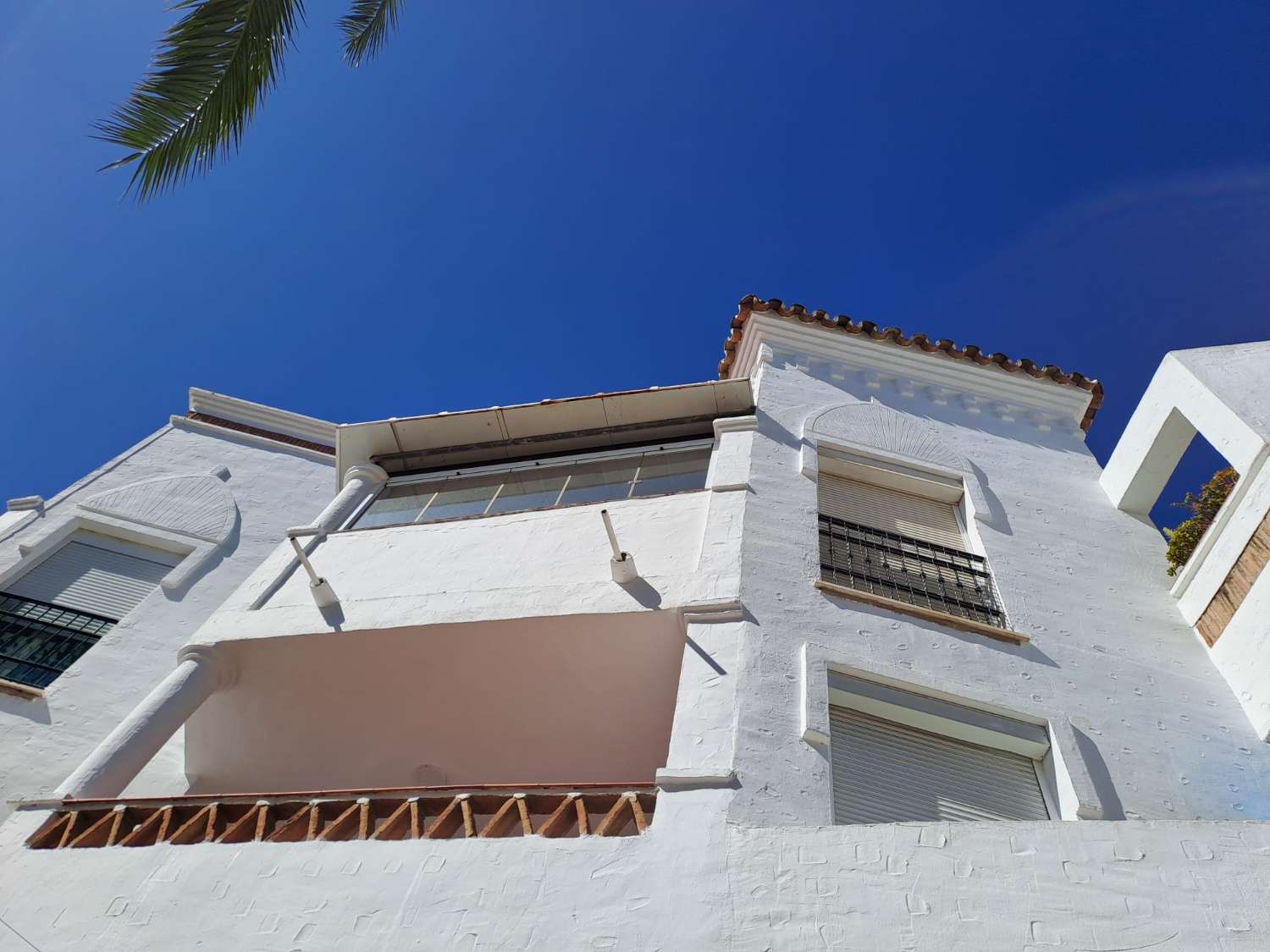 SE ALQUILA desde 1.10.26-31.5.27 BONITO APARTAMENTO EN PLANTA BAJA A 150 METROS DE LA PLAYA EN BENALMADENA