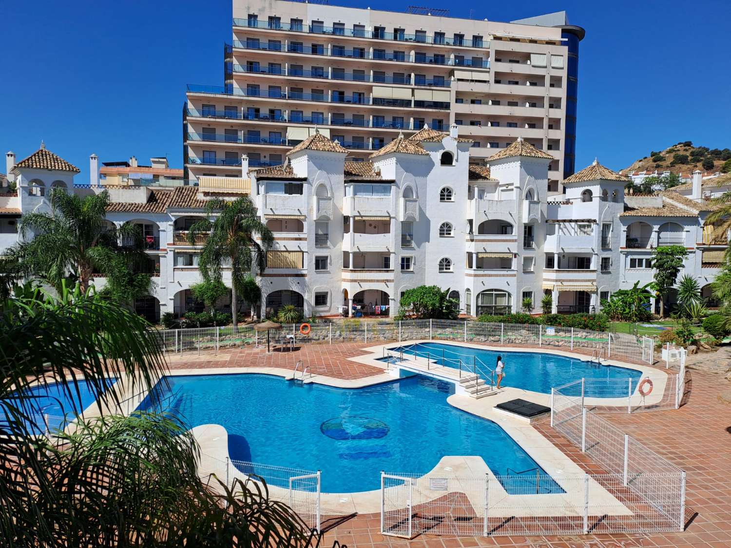 SE ALQUILA desde 1.10.26-31.5.27 BONITO APARTAMENTO EN PLANTA BAJA A 150 METROS DE LA PLAYA EN BENALMADENA