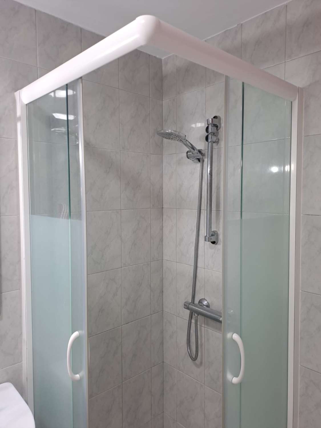 SE ALQUILA desde 1.10.26-31.5.27 BONITO APARTAMENTO EN PLANTA BAJA A 150 METROS DE LA PLAYA EN BENALMADENA